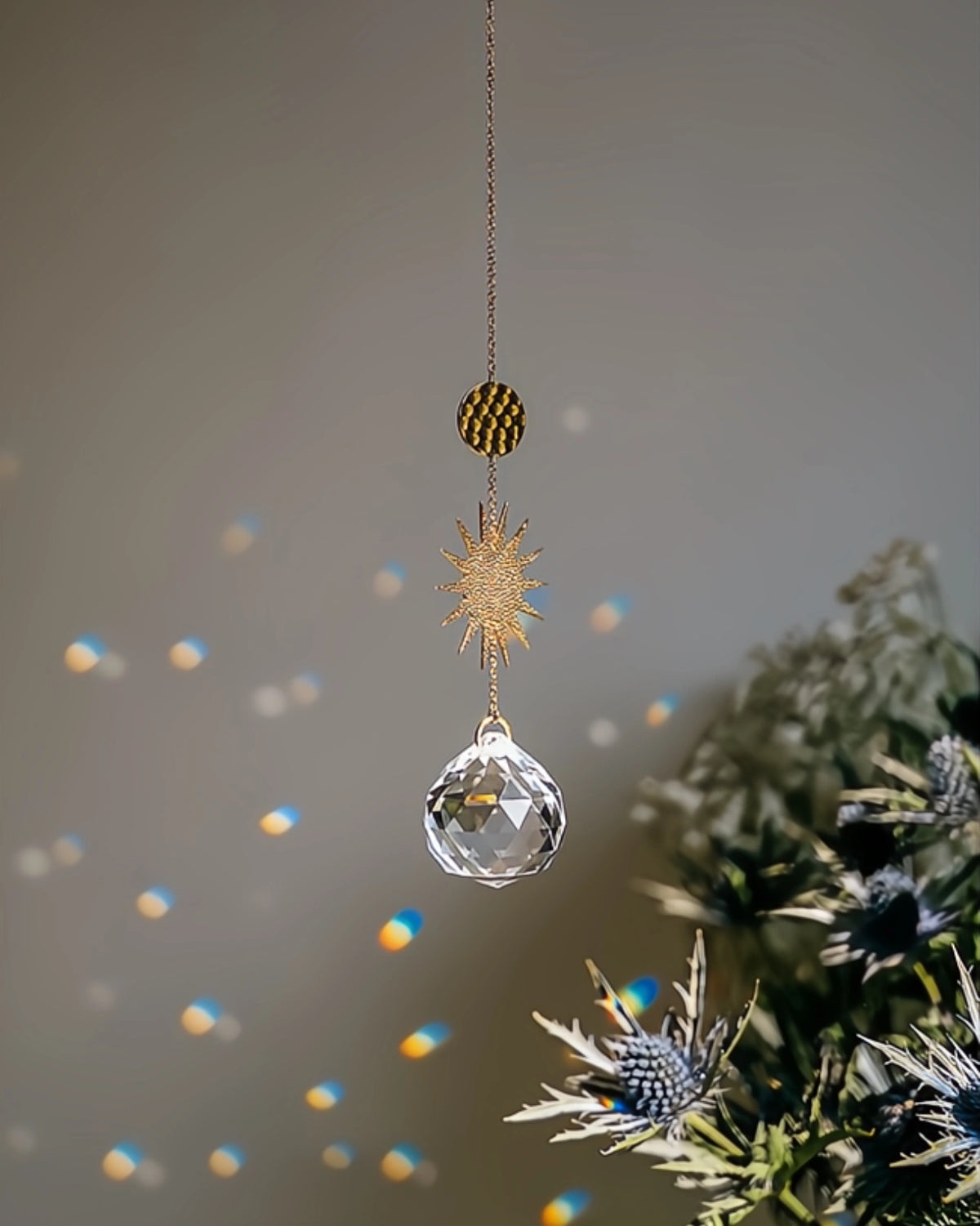 Suncatcher Heliophilia - Acchiappasole feng shui artigianale che crea arcobaleni di luce con cristallo sfaccettato e simbolo in ottone sole