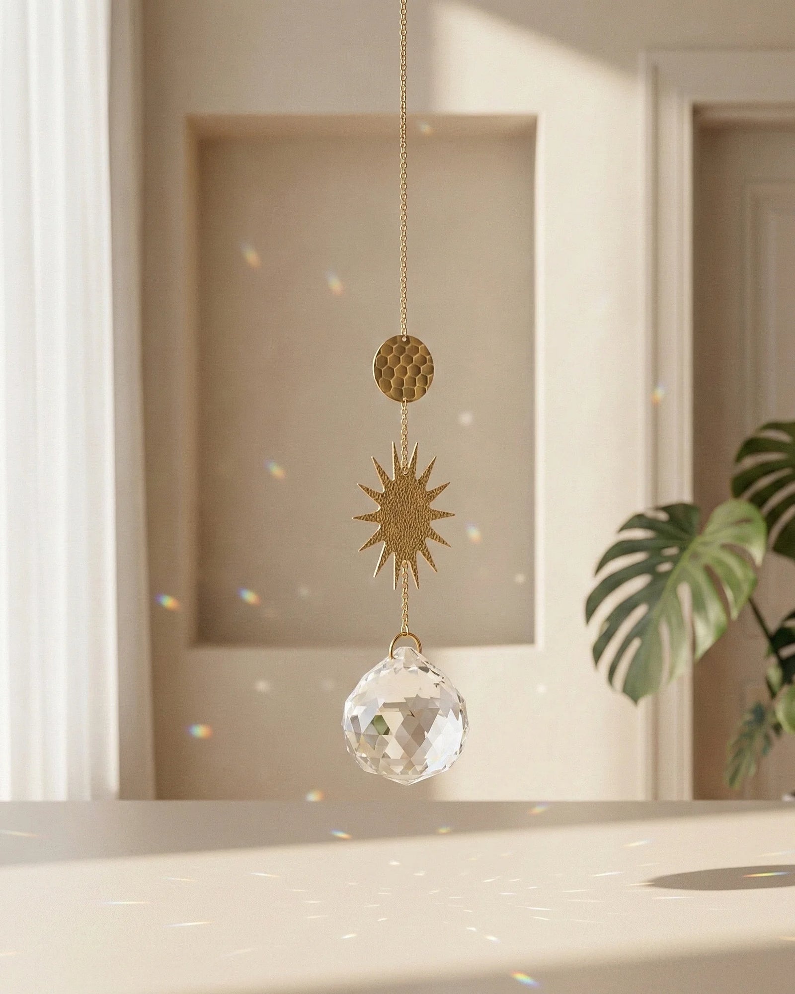 Suncatcher Heliophilia - Acchiappasole feng shui artigianale che crea arcobaleni di luce con cristallo e simbolo in ottone a forma di sole