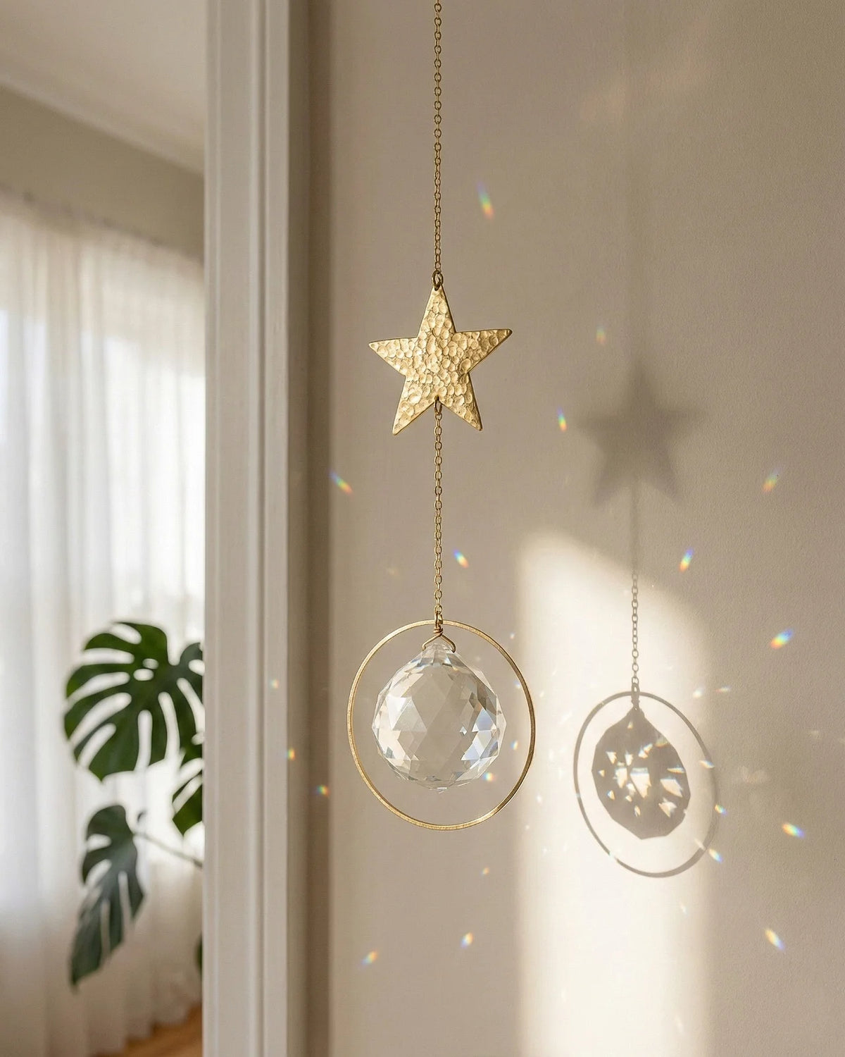 Suncatcher Heliophilia - Acchiappasole feng shui artigianale che crea arcobaleni di luce con cristallo e simbolo in ottone a forma di stella