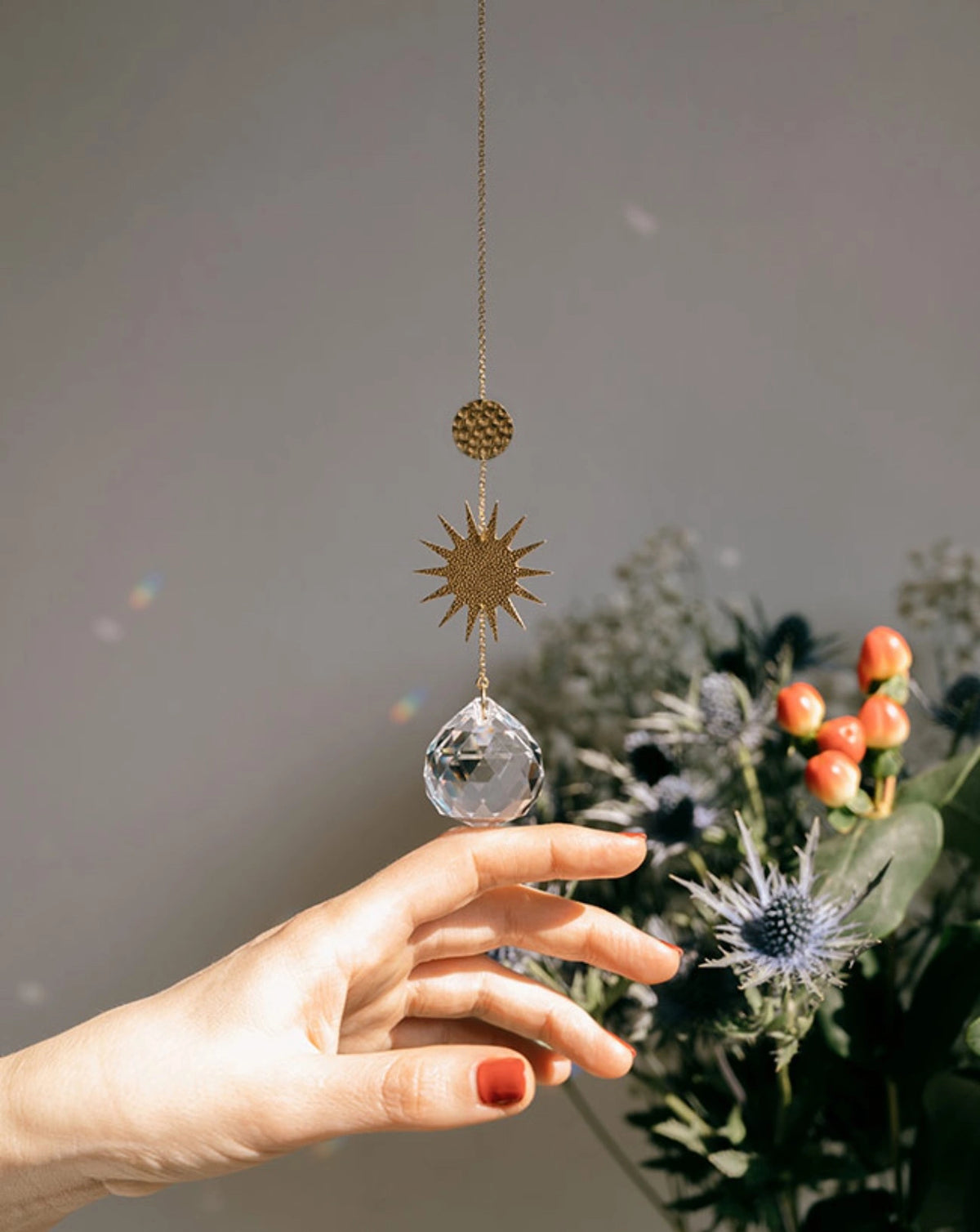 Suncatcher Heliophilia - Acchiappasole feng shui artigianale che crea arcobaleni di luce con cristallo sfaccettato e simbolo in ottone 