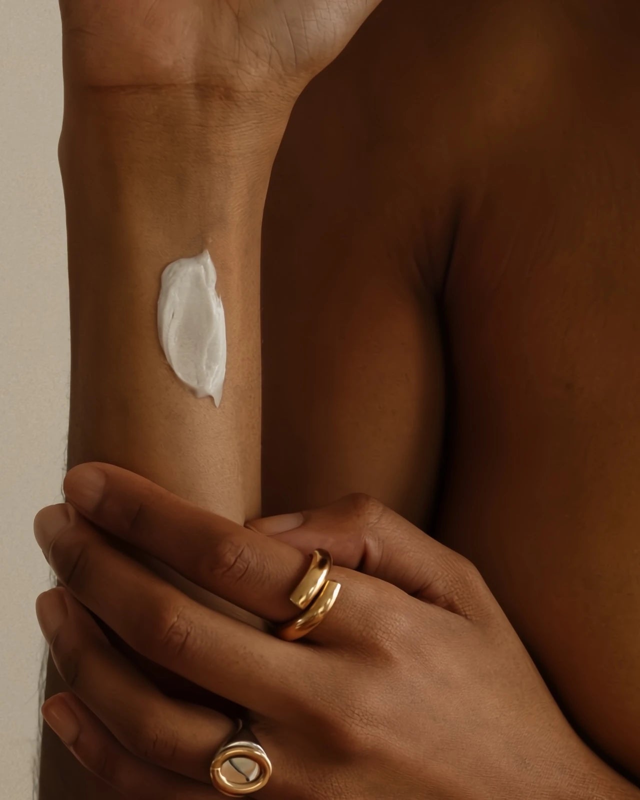 Applicazione della crema corpo idratante Versatile Paris con profumo di cocco e texture non grassa