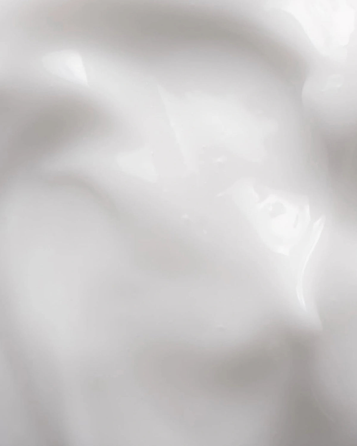 Texture leggera e cremosa della crema corpo Versatile Paris con principi attivi di mandorla e aloe vera