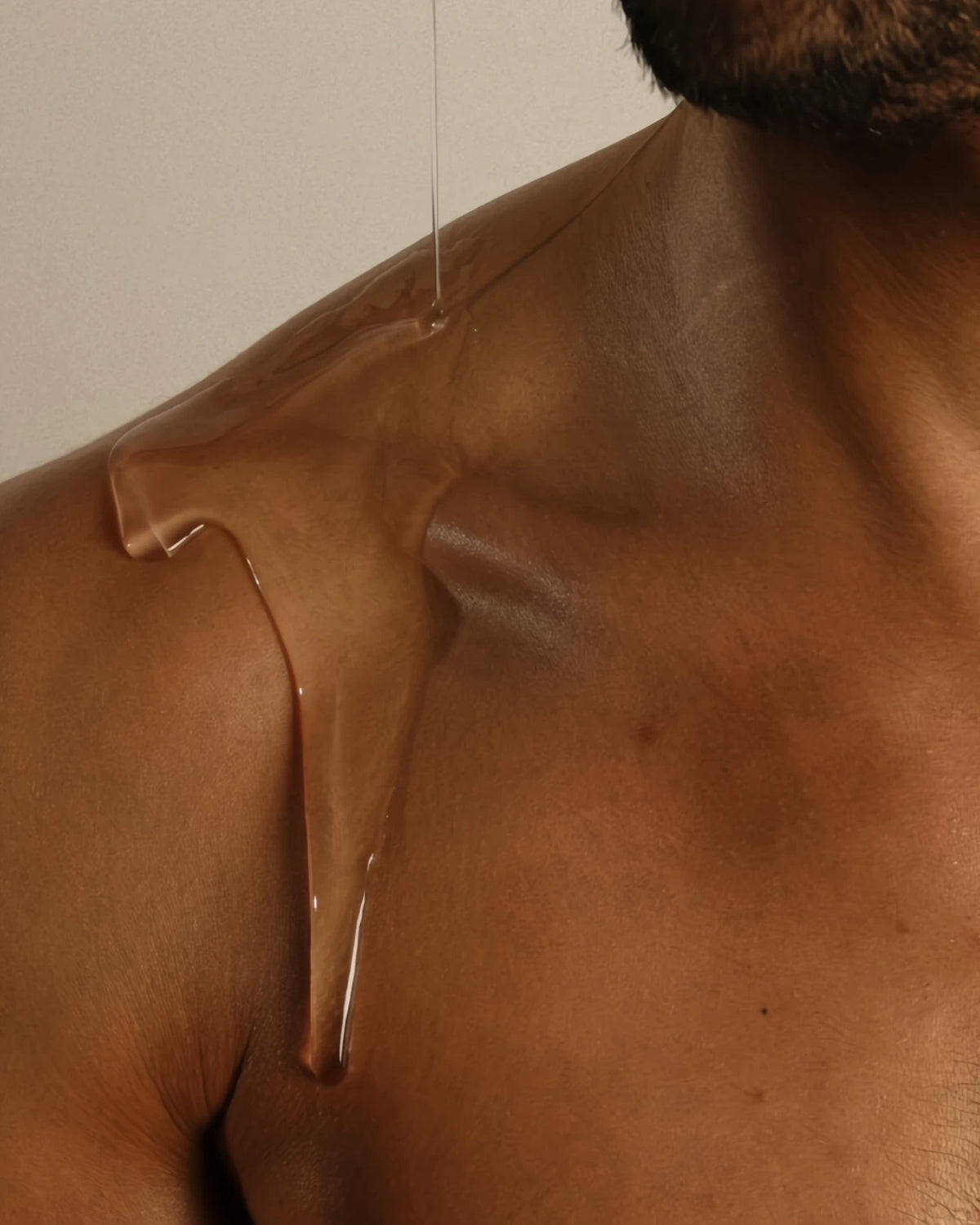 Applicazione dell&#39;olio secco multifunzione Versatile Paris con profumo ambrato e solare