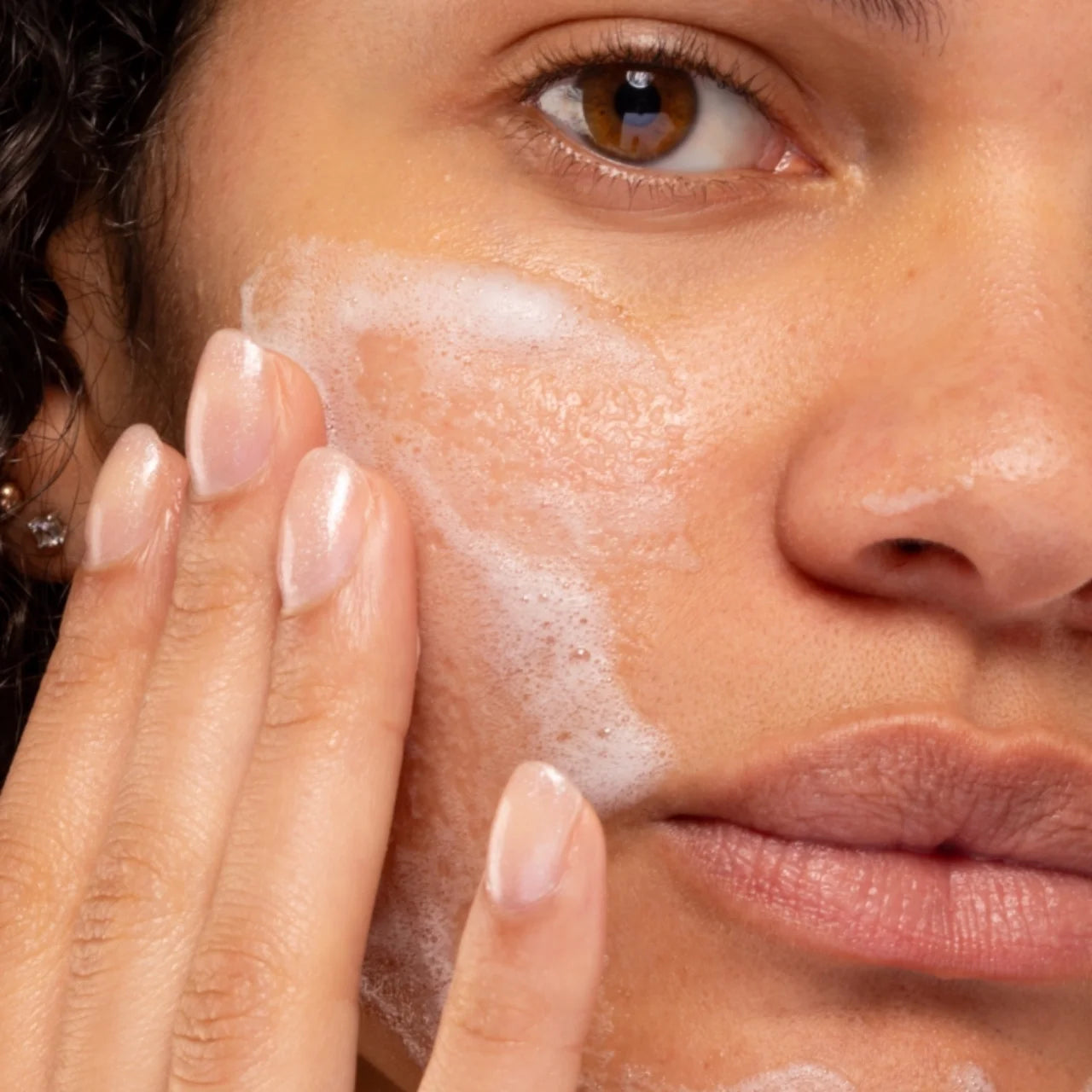 Prodotti di skincare naturale con attivi botanici e ingredienti biologici, ideali per nutrire e proteggere la pelle con dolcezza.