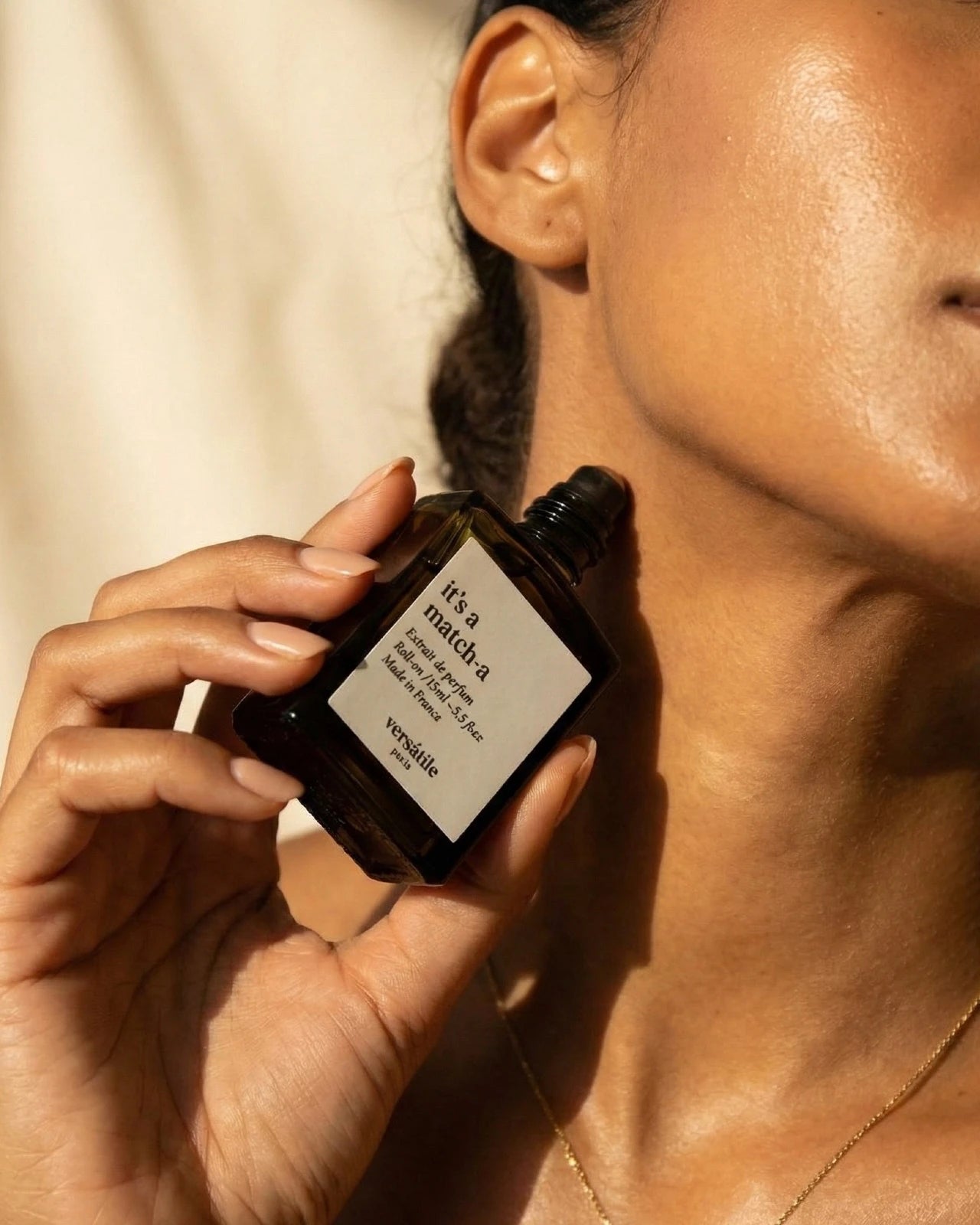 Estratto di profumo roll-on It's a Matcha di Versatile Paris, flacone 15ml gourmand verde con note di matcha, mirtillo, vaniglia e pistacchio - Roma