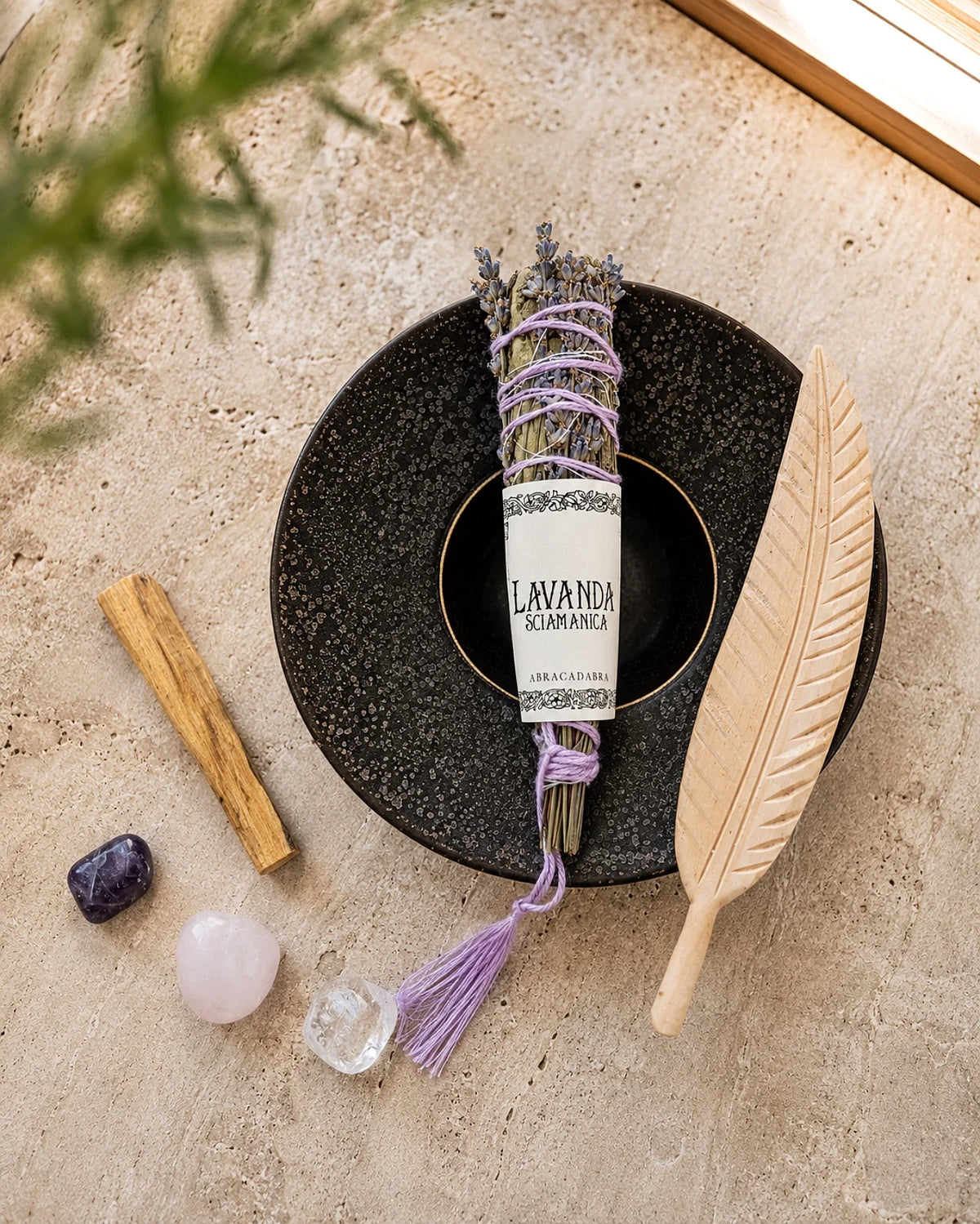 kit rituale fumigazione quotidiano con palo santo, smudge stick artigianale italiano, piuma in legno di mango, piatto porcellana portoghese e set 3 pietre burattate ( ametista, quarzo rosa e cristallo di rocca ) - incantesimo del nuovo respiro per nuova casa, trasferimento, cambiamento o nuovo inizio
