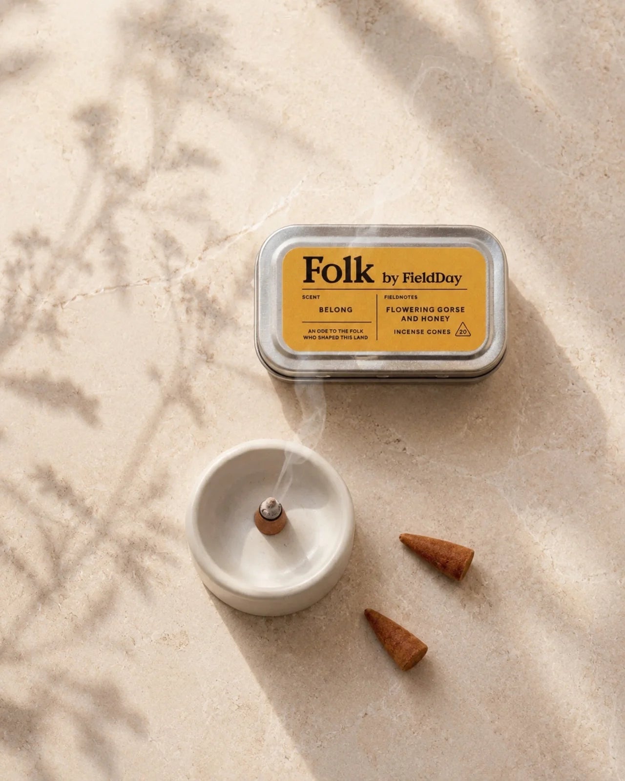 Incensi a cono a cono di altissima qualità, creati artigianalmente in Irlanda | Belong - Profumo di Ginestra in Fiore & Miele + Incensiere in Terracotta