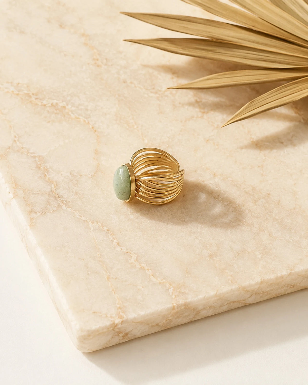 Anello Iride con pietra naturale e design ad ali | Acciaio inossidabile placcato oro con amazzonite - Made in Paris | Io Sono La Luce Roma