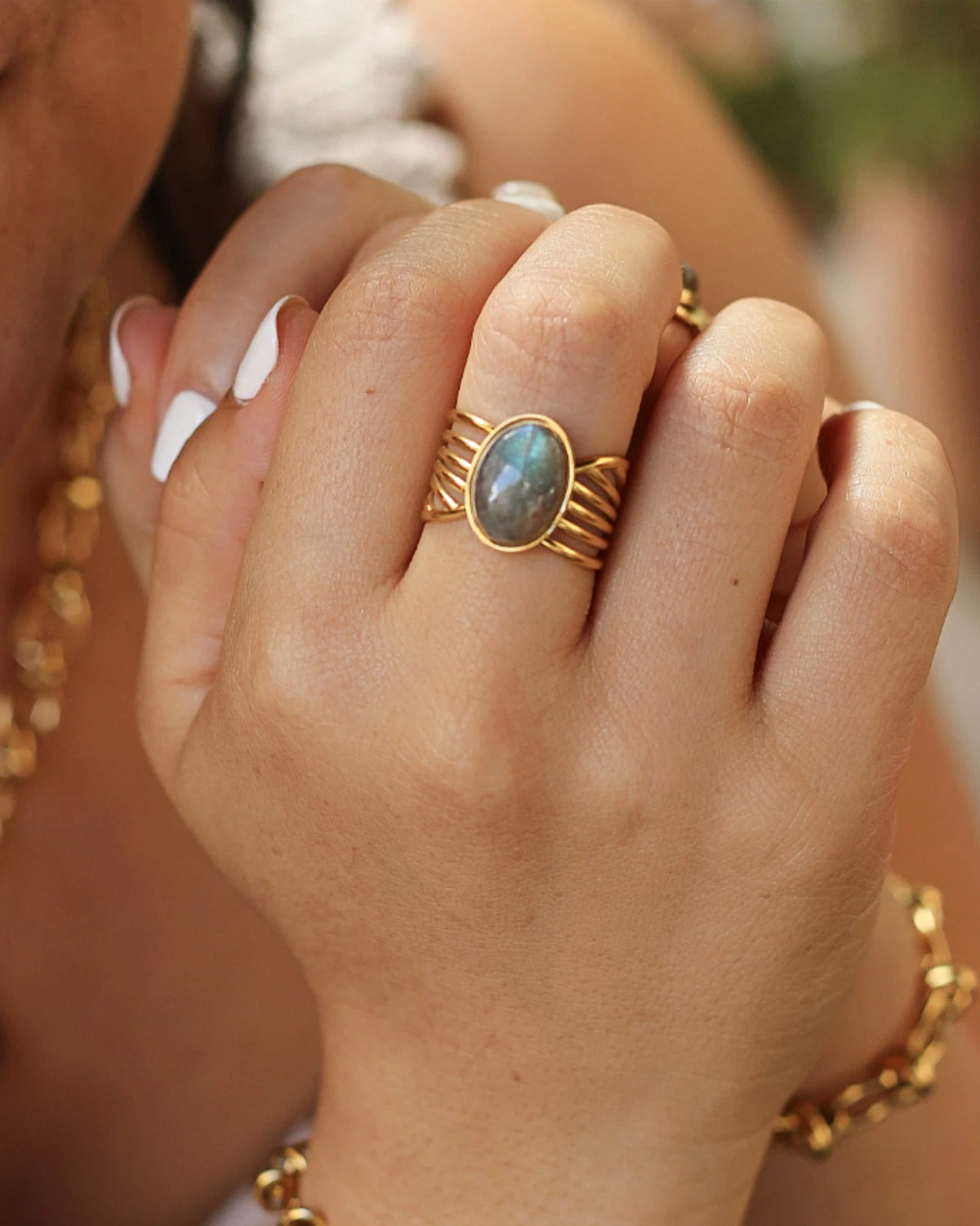 Anello Iride con pietra naturale e design ad ali | Acciaio inossidabile placcato oro - Made in Paris | Io Sono La Luce Roma