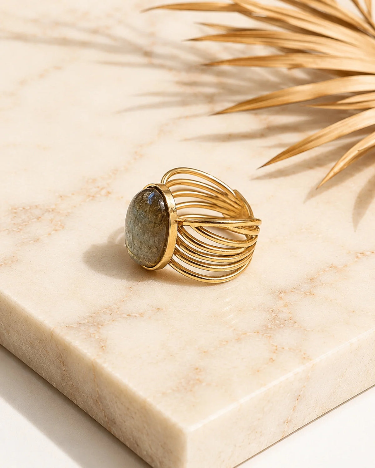 Anello Iride con pietra naturale e design ad ali | Acciaio inossidabile placcato oro con labradorite - Made in Paris | Io Sono La Luce Roma