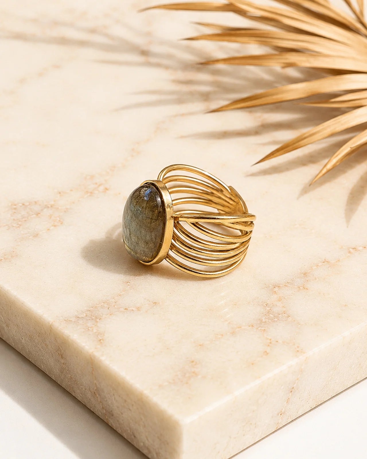 Anello Iride con pietra naturale e design ad ali | Acciaio inossidabile placcato oro con labradorite - Made in Paris | Io Sono La Luce Roma
