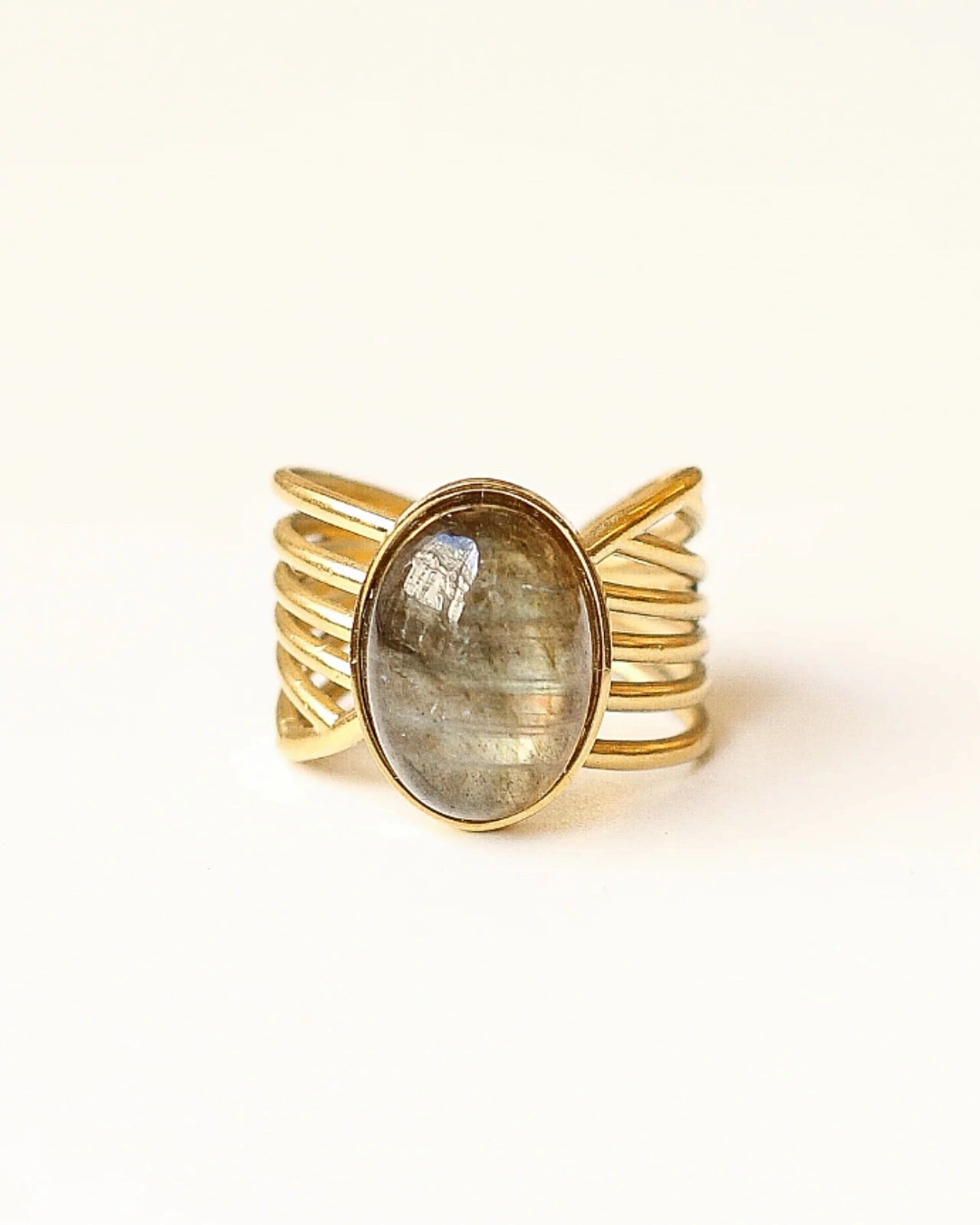 Anello Iride con pietra naturale e design ad ali | Acciaio inossidabile placcato oro con labradorite - Made in Paris | Io Sono La Luce Roma