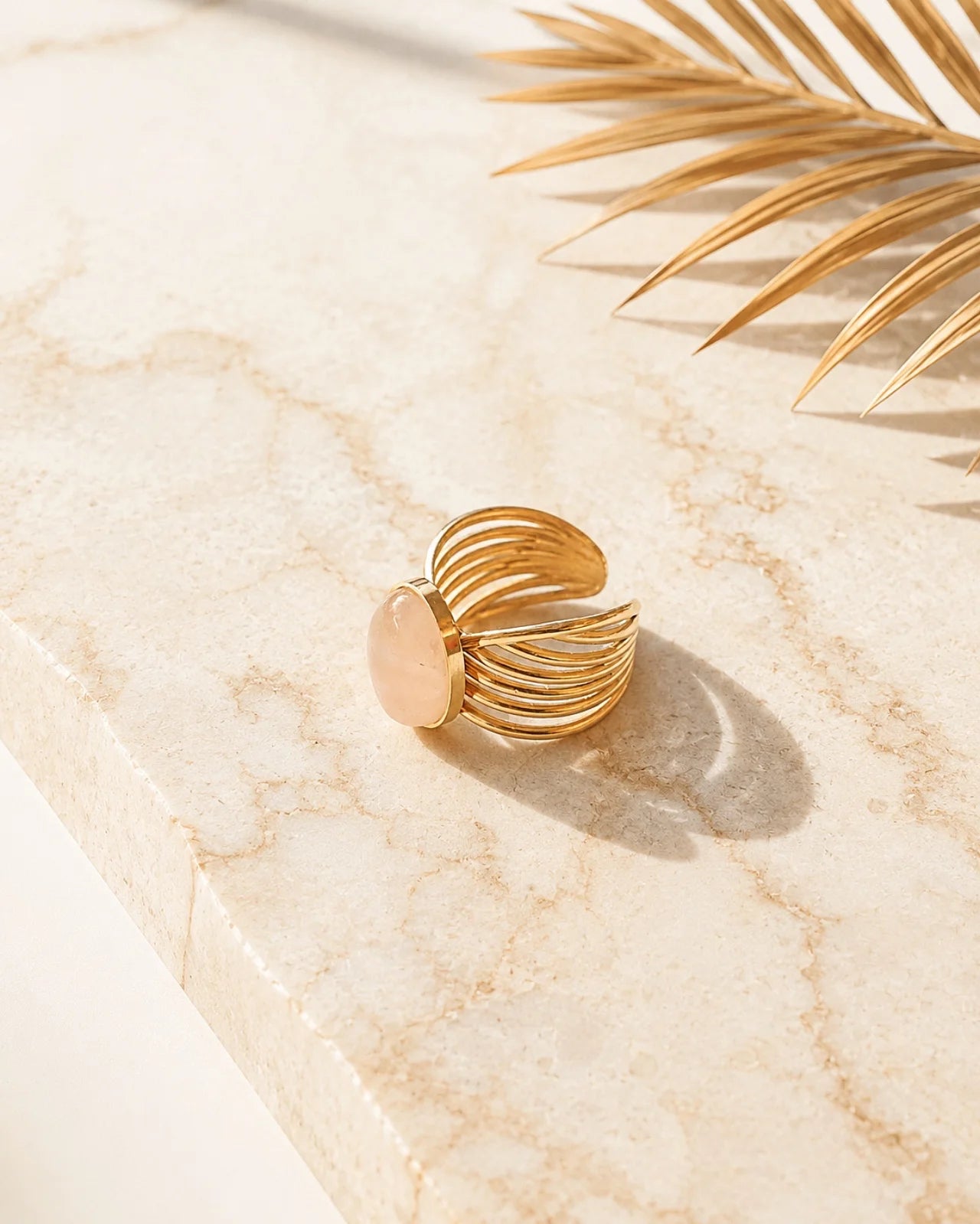 Anello Iride con pietra naturale e design ad ali | Acciaio inossidabile placcato oro con quarzo rosa - Made in Paris | Io Sono La Luce Roma