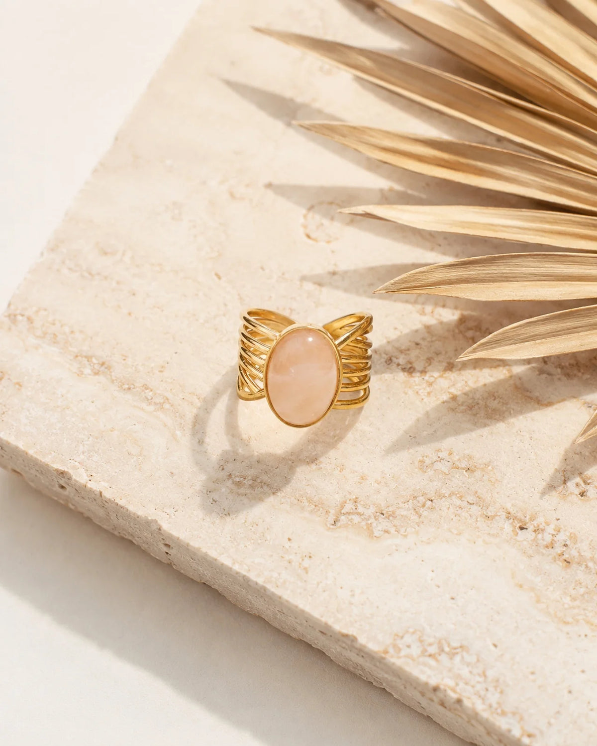 Anello Iride con pietra naturale e design ad ali | Acciaio inossidabile placcato oro con quarzo rosa - Made in Paris | Io Sono La Luce Roma