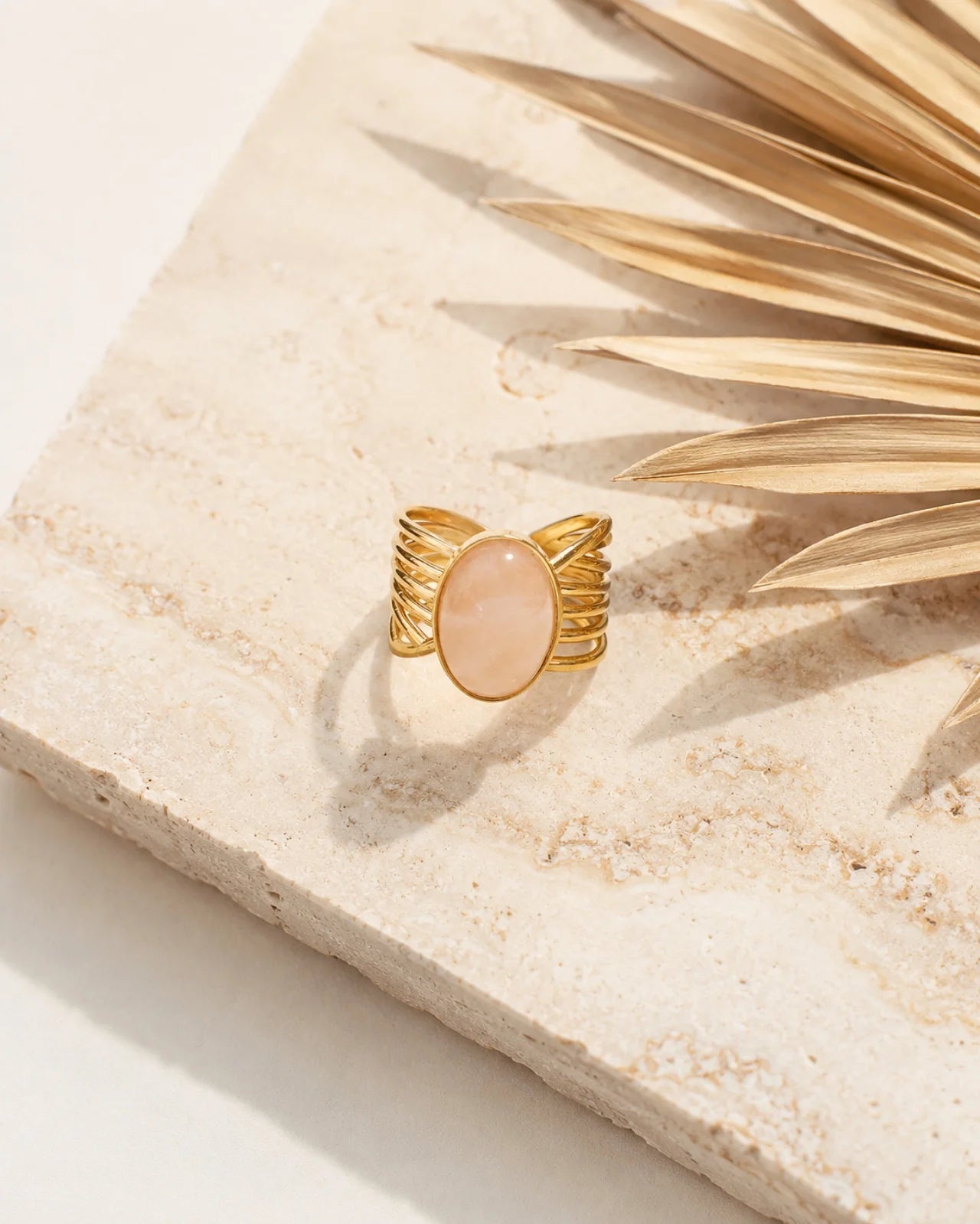 Anello Iride con pietra naturale e design ad ali | Acciaio inossidabile placcato oro con quarzo rosa - Made in Paris | Io Sono La Luce Roma