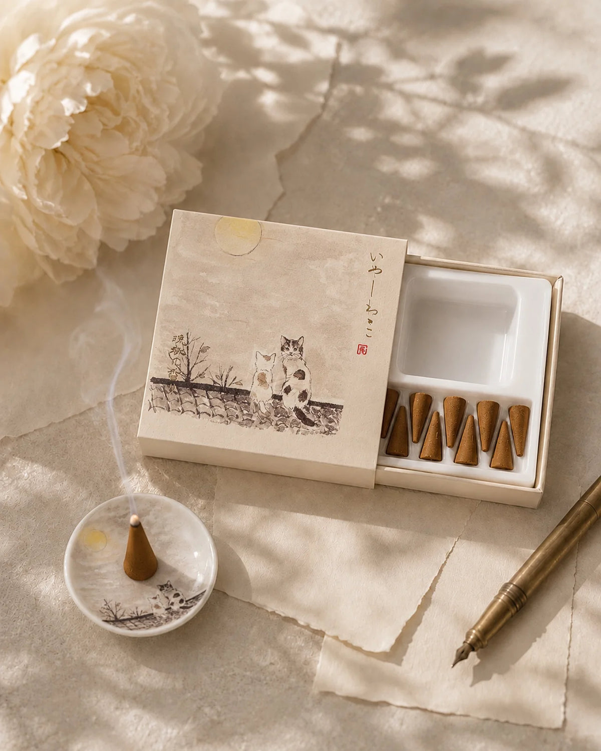 Incenso giapponese Yashi Nelo Kousaido da Kyoto per rituali slow living per la casa: ispirati alle stagioni giapponesi e al tempo lento dei gatti, con illustrazione di gatto - Roma | formato cono - fragranza tardo autunno