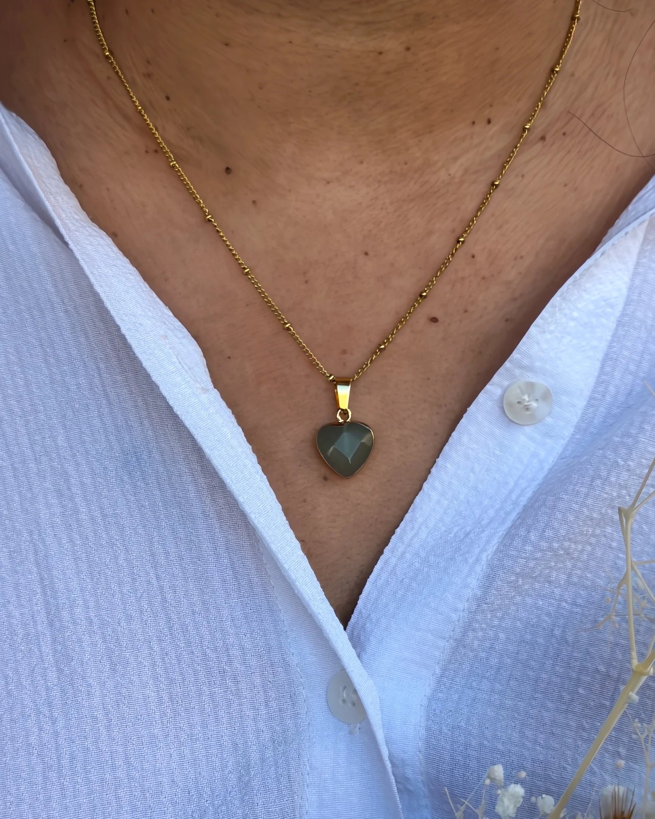 Kardia collana artigianale Made in Amsterdam con ciondolo a cuore in pietra naturale e catena in acciaio inossidabile placcato oro | Avventurina Verde pietra della fortuna e prosperità