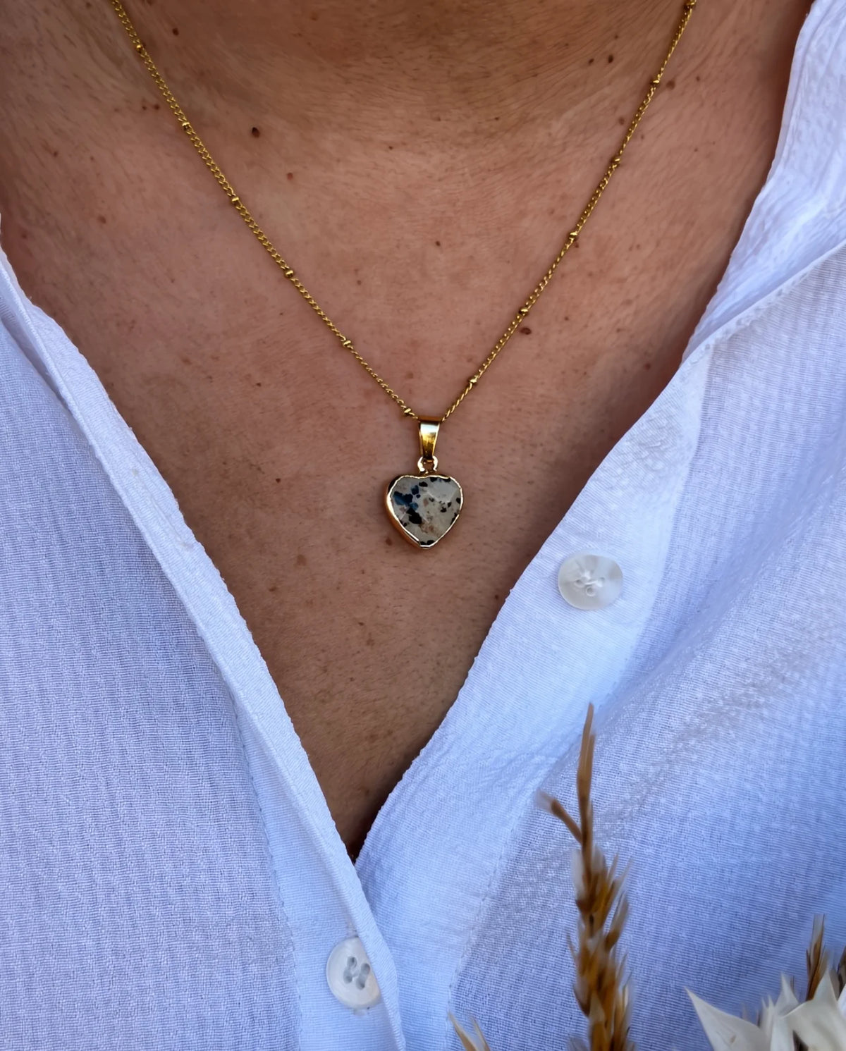 Kardia collana artigianale Made in Amsterdam con ciondolo a cuore in pietra naturale e catena in acciaio inossidabile placcato oro | Diaspro Dalmata pietra dell&#39;equilibrio