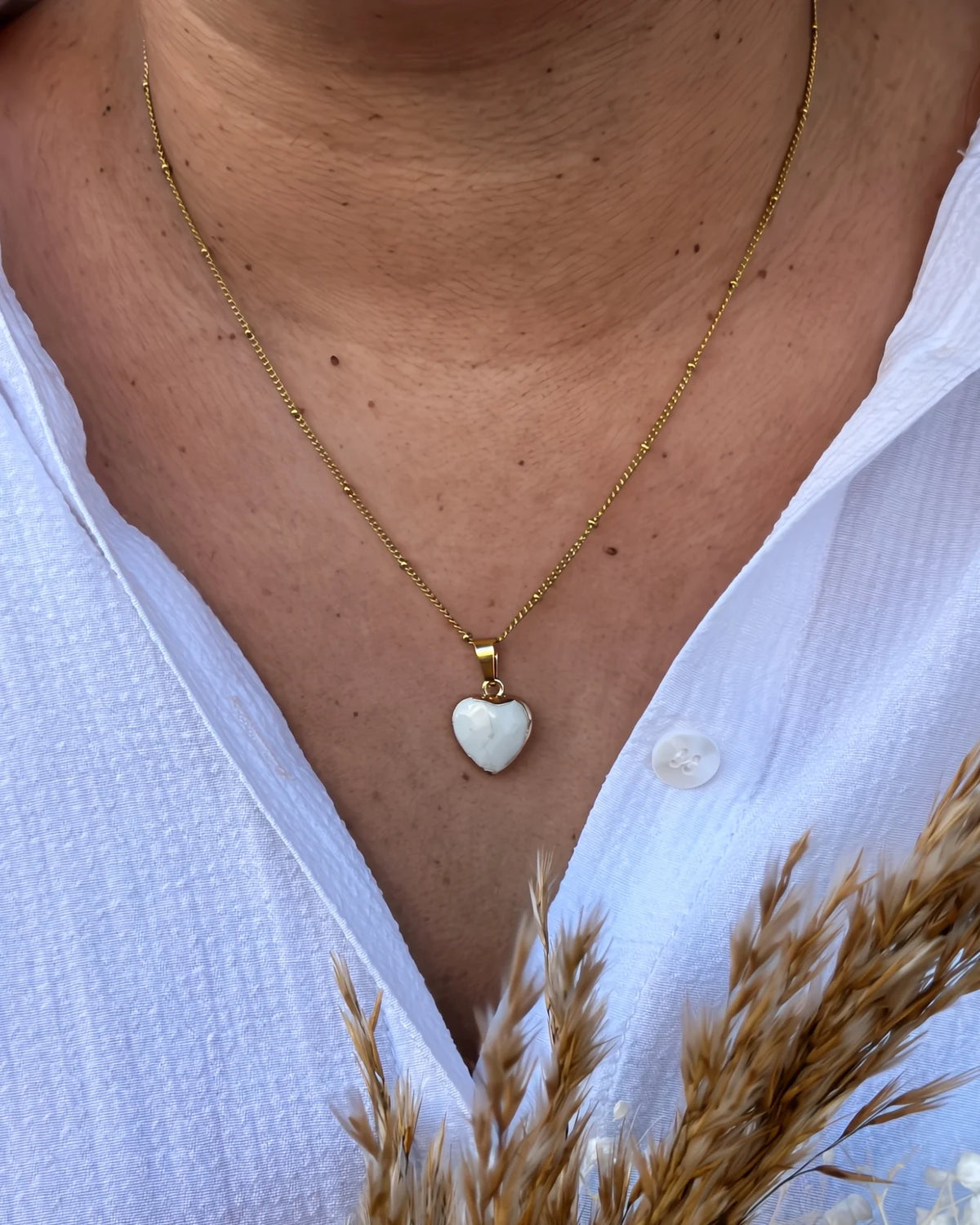 Kardia collana artigianale Made in Amsterdam con ciondolo a cuore in pietra naturale e catena in acciaio inossidabile placcato oro | Howlite pietra della calma