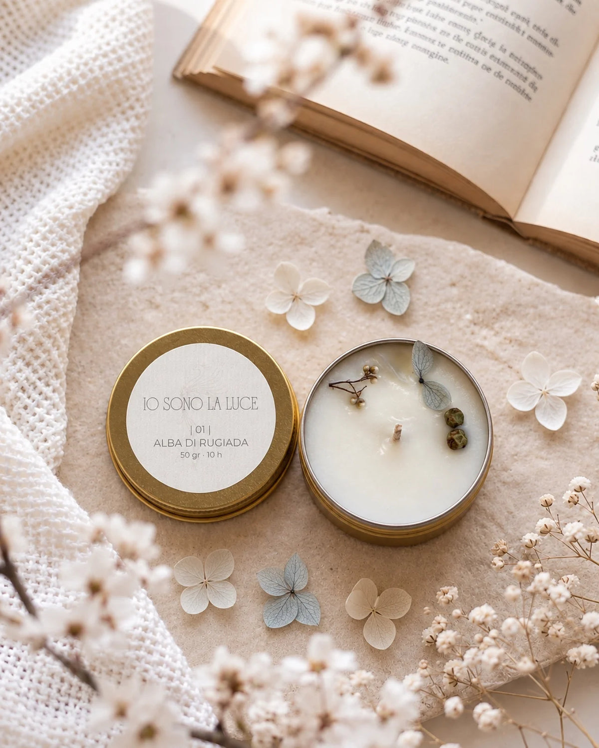 Lucciola nomade candela profumata da viaggio in latta oro con tappo, cera di soia artigianale profumo alla violetta, foglie verdi, loto, note acquatiche
