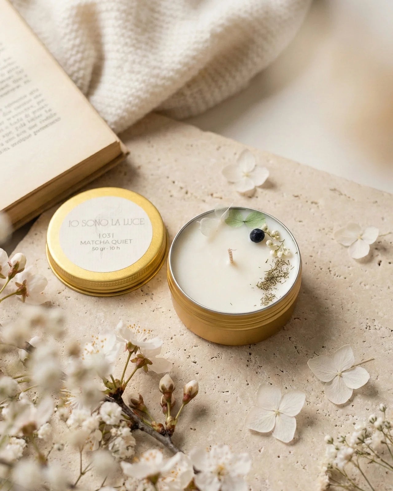 Lucciola nomade candela profumata da viaggio in latta oro con tappo, cera di soia artigianale profumo al matcha, cocco, frutti di bosco, petali viola
