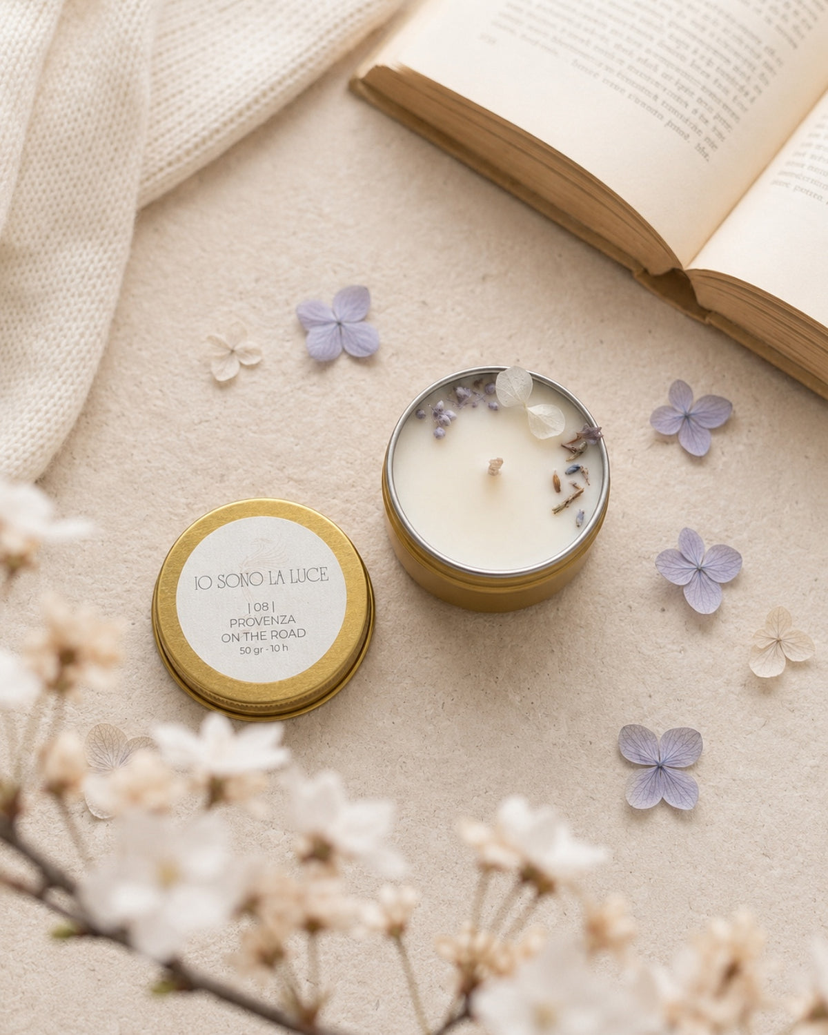 Lucciola nomade candela profumata da viaggio in latta oro con tappo, cera di soia artigianale profumo alla lavanda, erbe aromatiche, artemisia

