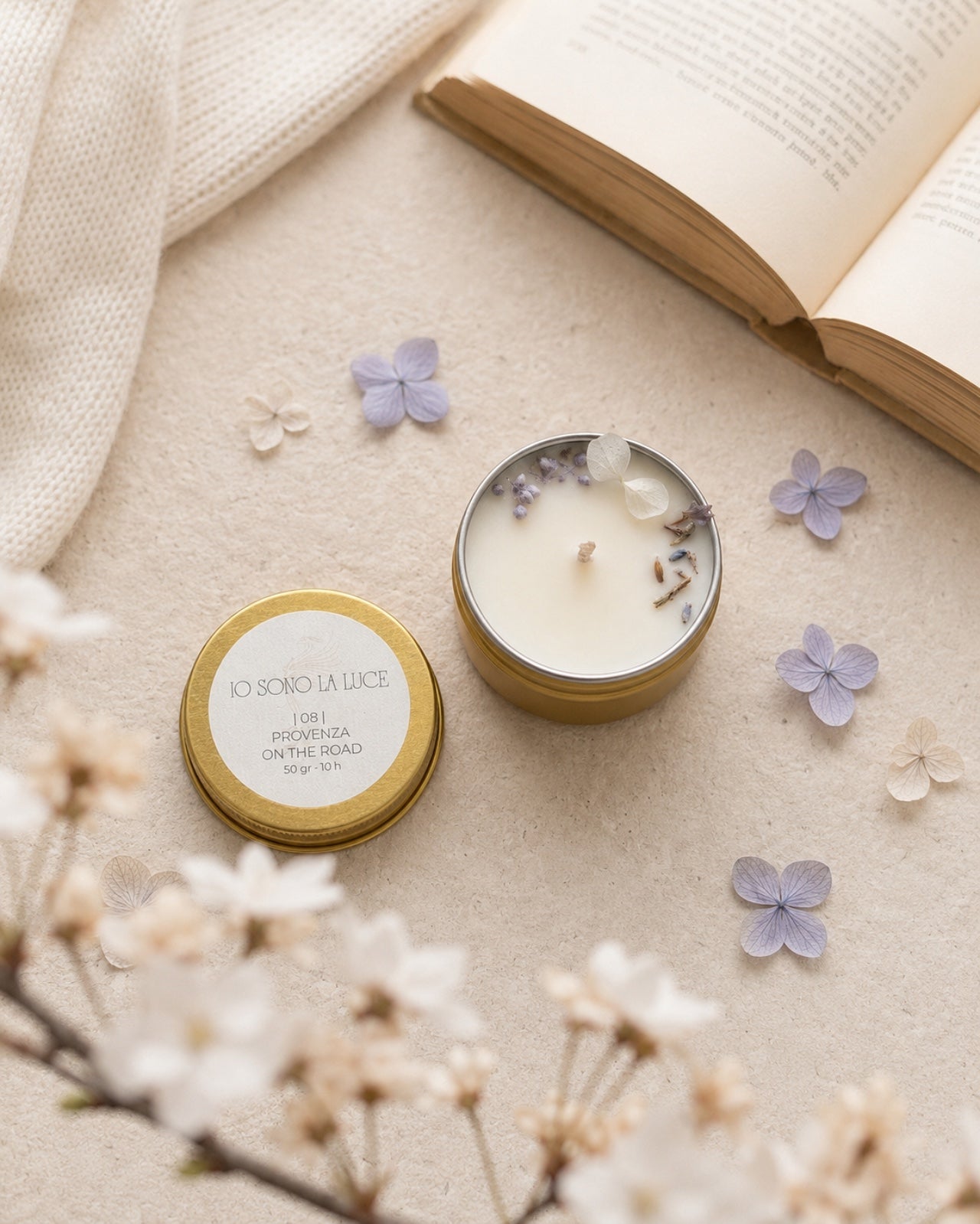 Lucciola nomade candela profumata da viaggio in latta oro con tappo, cera di soia artigianale profumo alla lavanda, erbe aromatiche, artemisia
