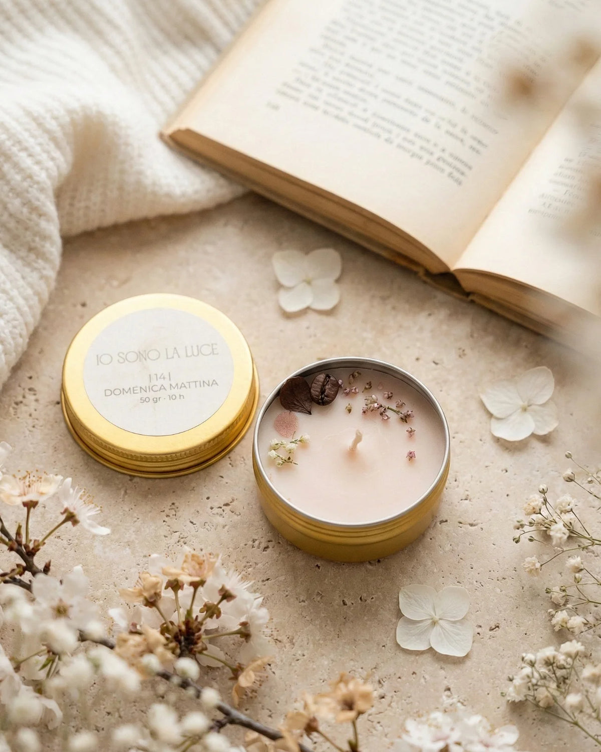 Lucciola nomade candela profumata da viaggio in latta oro con tappo, cera di soia artigianale profumo ai chicchi di caffè, cardamomo, oud e cacao
