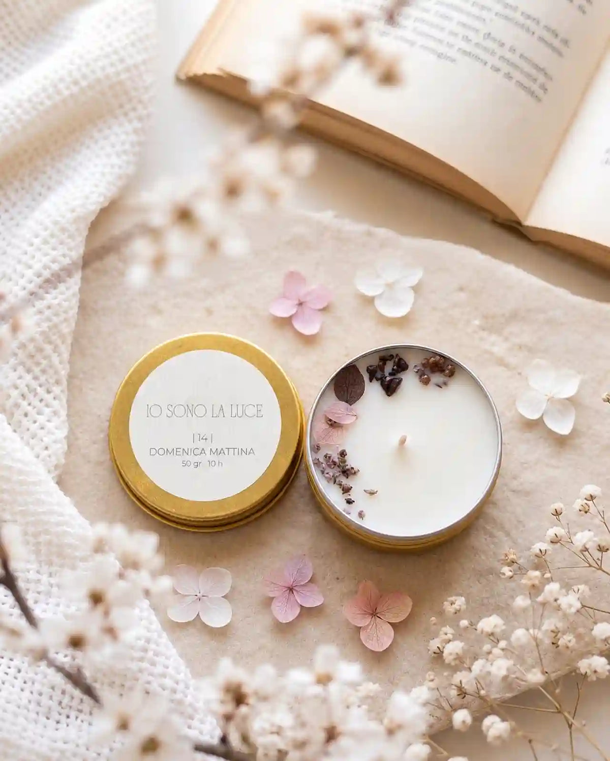 Lucciola nomade candela profumata da viaggio in latta oro con tappo, cera di soia artigianale profumo ai chicchi di caffè, latte, vaniglia, cacao
