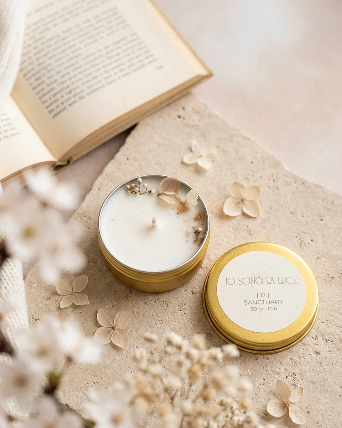Lucciola nomade candela profumata da viaggio in latta oro con tappo, cera di soia artigianale profumo alla mirra, palo santo, cedro, ambra
