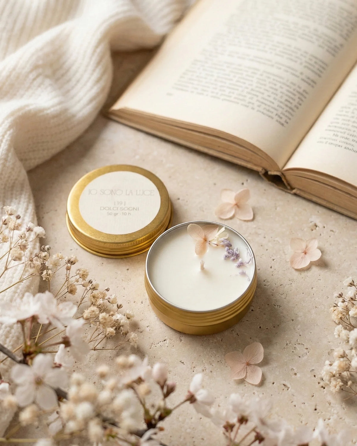 Lucciola nomade candela profumata da viaggio in latta oro con tappo, cera di soia artigianale profumo vaniglia, biscotti, latte e fava tonka
