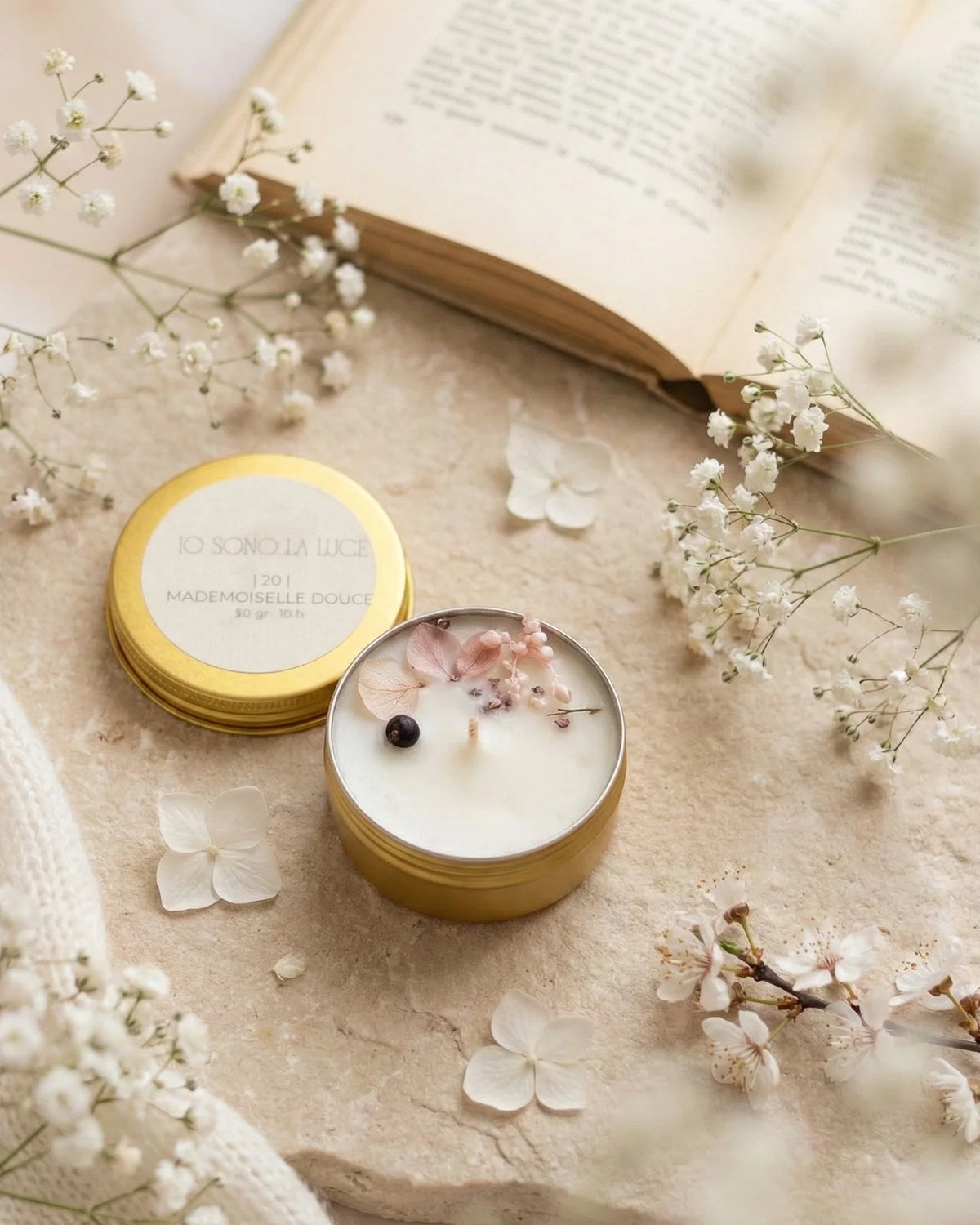 Lucciola nomade candela profumata da viaggio in latta oro con tappo, cera di soia artigianale profumo magnolia, rosa damascena, vaniglia e muschio
