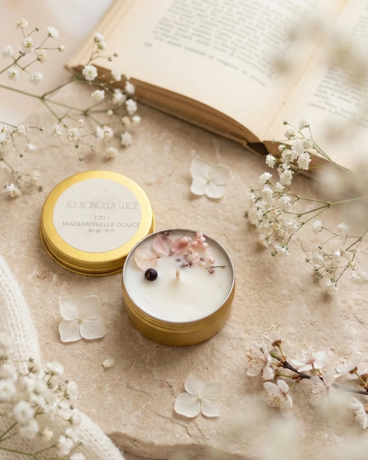 Lucciola nomade candela profumata da viaggio in latta oro con tappo, cera di soia artigianale profumo magnolia, rosa damascena, vaniglia e muschio
