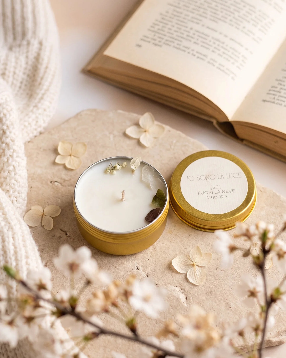 Lucciola nomade candela profumata da viaggio in latta oro con tappo, cera di soia artigianale profumo al cacao, castagne arrostite, chiodi di garofano
