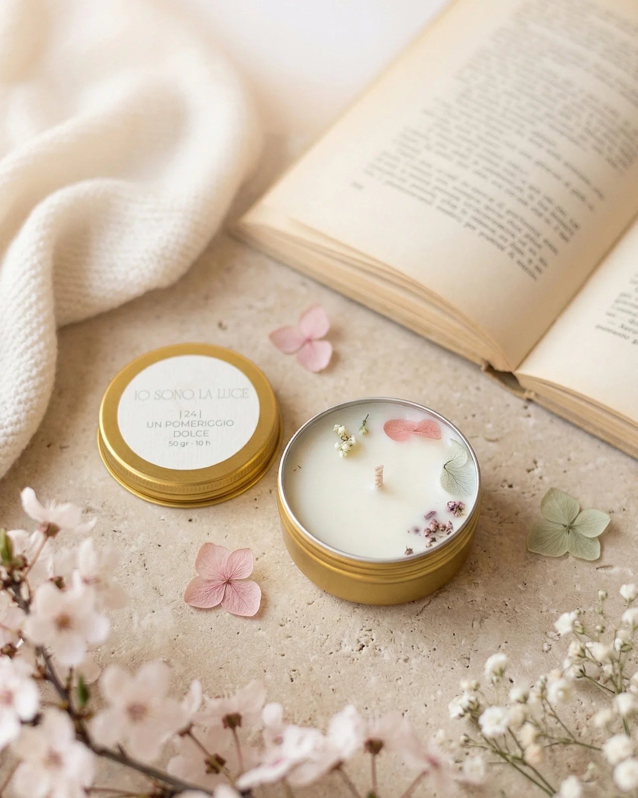 Lucciola nomade candela profumata da viaggio in latta oro con tappo, cera di soia artigianale profumo alla fragola, caramello, gelato al pistacchio
