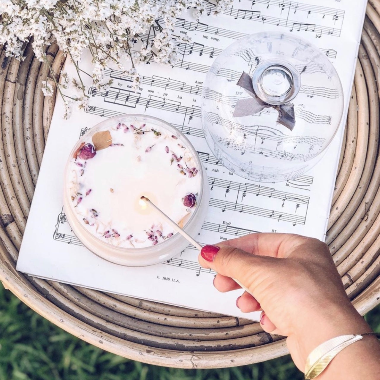 Magia in Vetro: Candela Profumata Botanica in Cera di Soia in Campana di Vetro