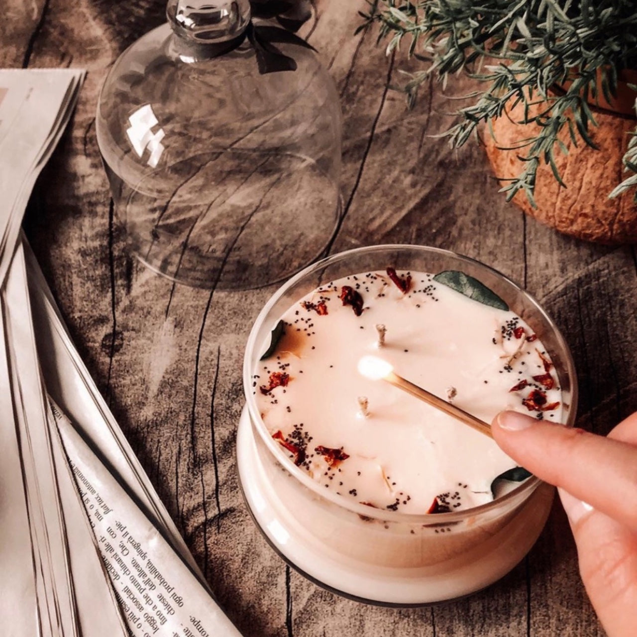 Magia in Vetro: Candela Profumata Botanica in Cera di Soia in Campana di Vetro