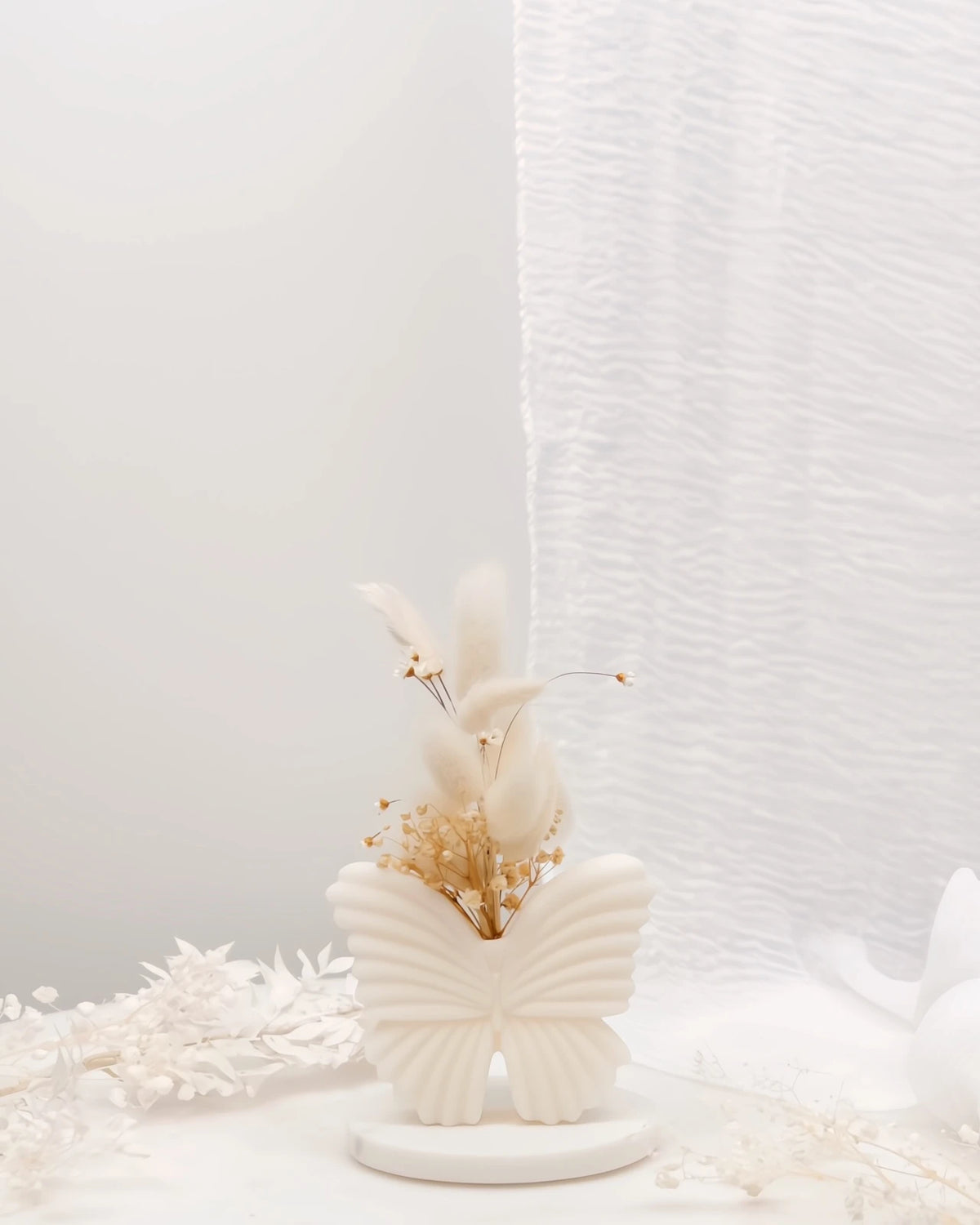 Vaso di cera a forma di farfalla con bouquet di fiori secchi e stabilizzati, creazione artigianale simbolo di rinascita color bianco