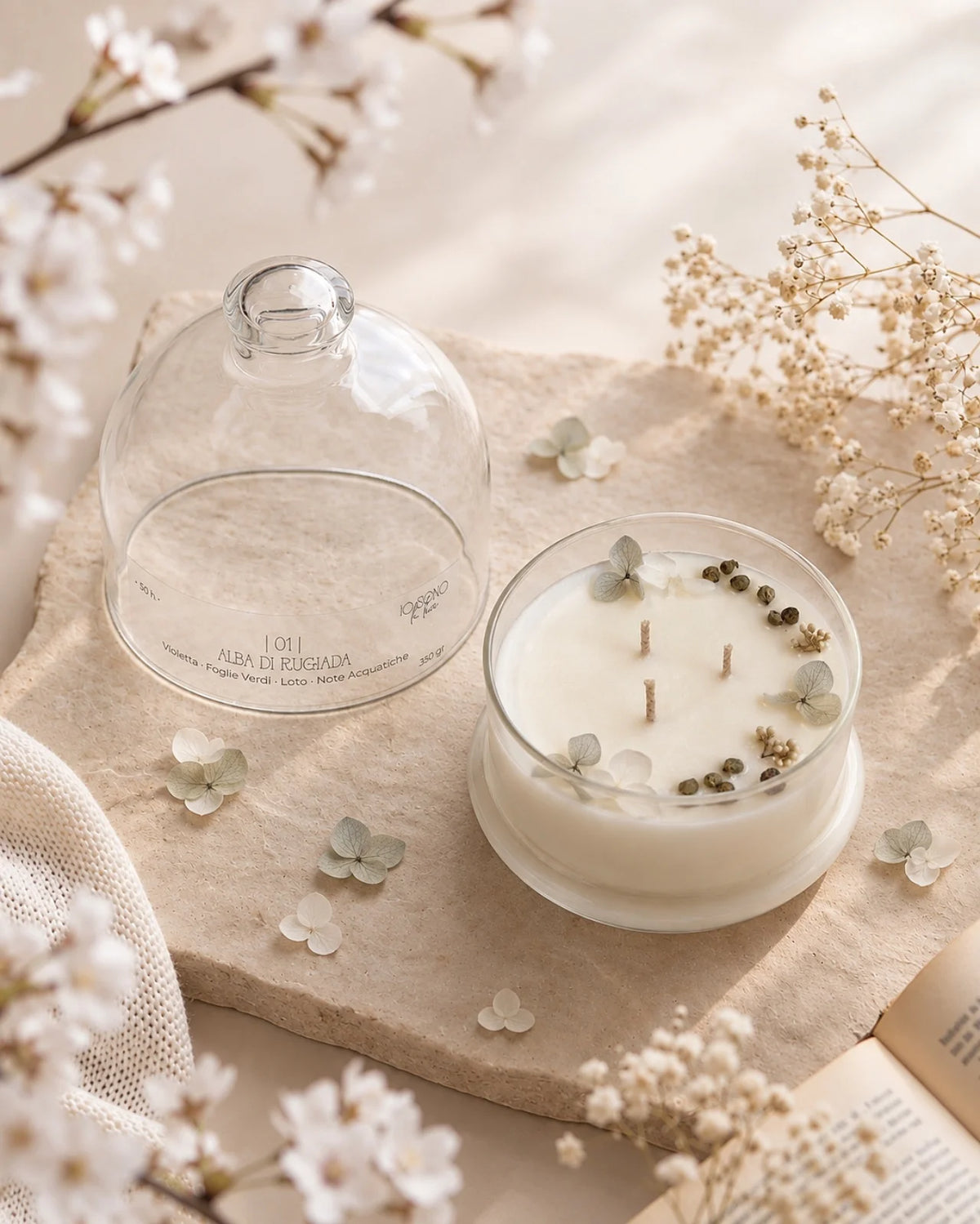 Candela profumata artigianale botanica di cera di soia in campana di vetro con  tre stoppini e composizione di petali e fiori essiccati | Profumo violetta, foglie verdi, loto, note acquatiche