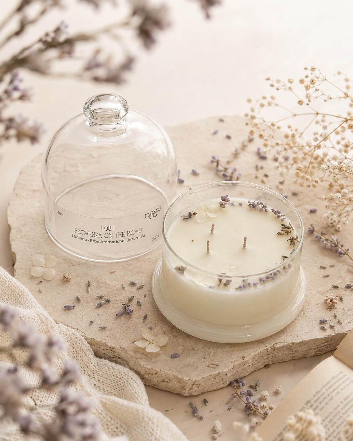 Candela profumata artigianale botanica di cera di soia in campana di vetro con  tre stoppini e composizione di petali e fiori essiccati | Profumo lavanda, erbe aromatiche, artemisia