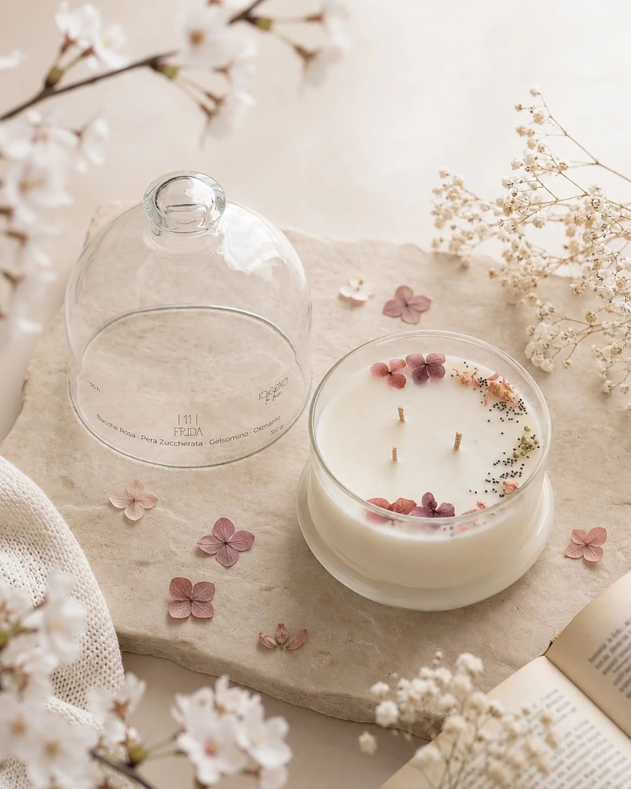 Candela profumata artigianale botanica di cera di soia in campana di vetro con  tre stoppini e composizione di petali e fiori essiccati | Profumo bacche rosa, pera zuccherata, gelsomino sambac, osmanto
