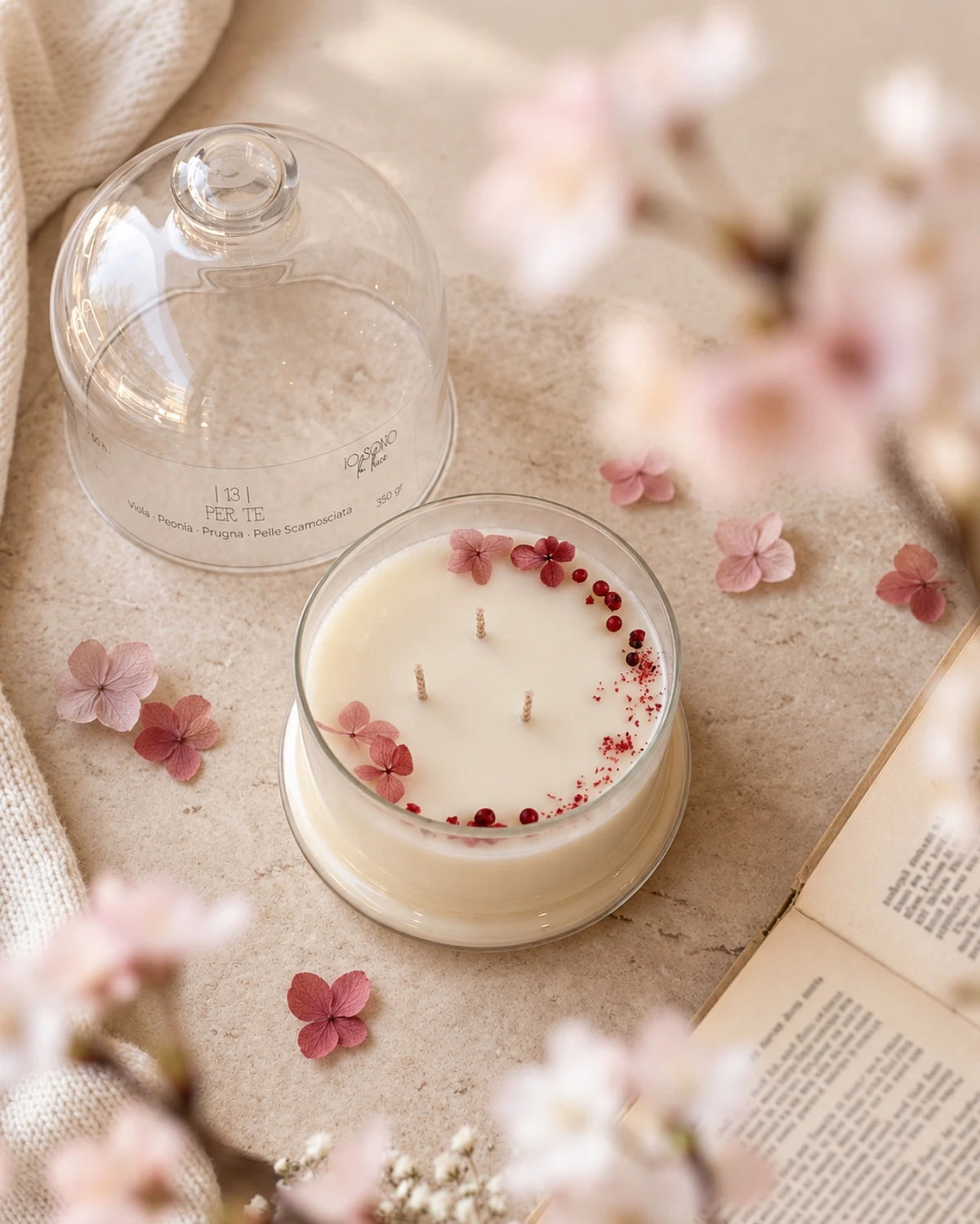 Candela profumata artigianale botanica di cera di soia in campana di vetro con  tre stoppini e composizione di petali e fiori essiccati | Profumo viola, peonia, prugna, pelle scamosciata
