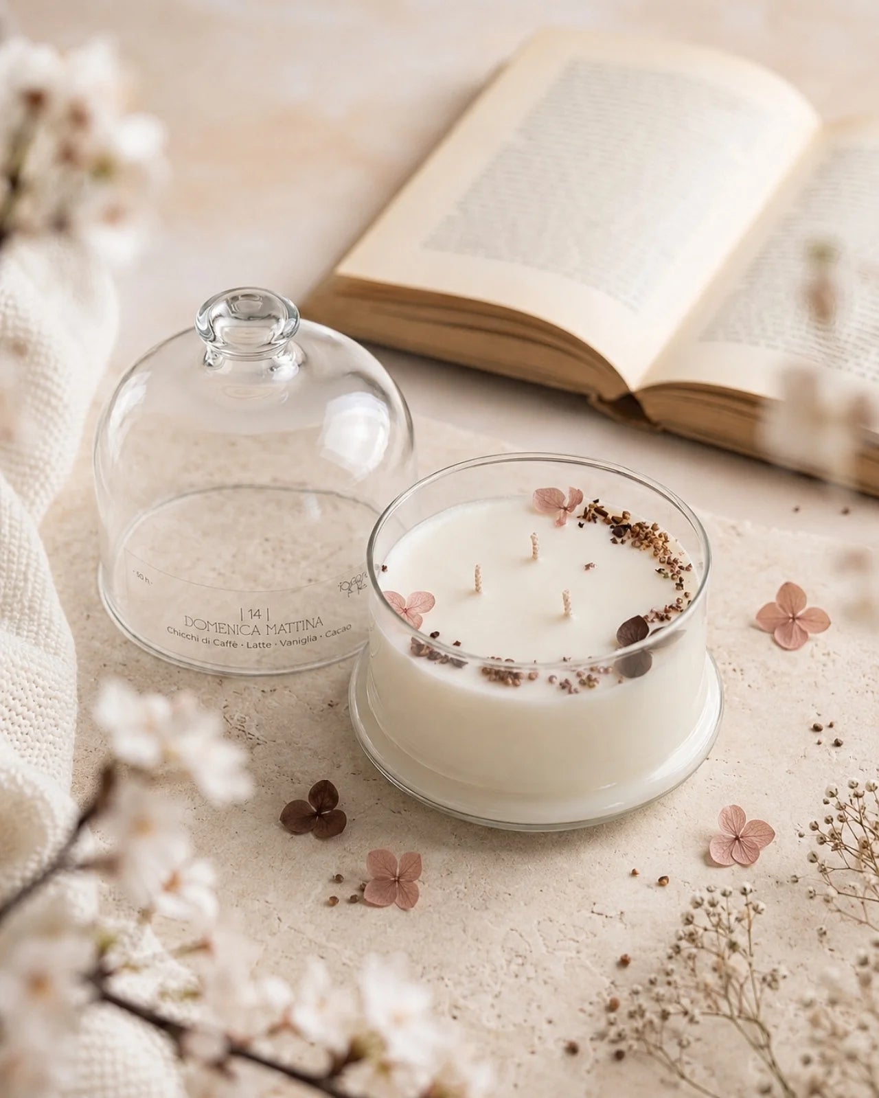 Candela profumata artigianale botanica di cera di soia in campana di vetro con  tre stoppini e composizione di petali e fiori essiccati | Profumo chicchi di caffè, latte, vaniglia, cacao
