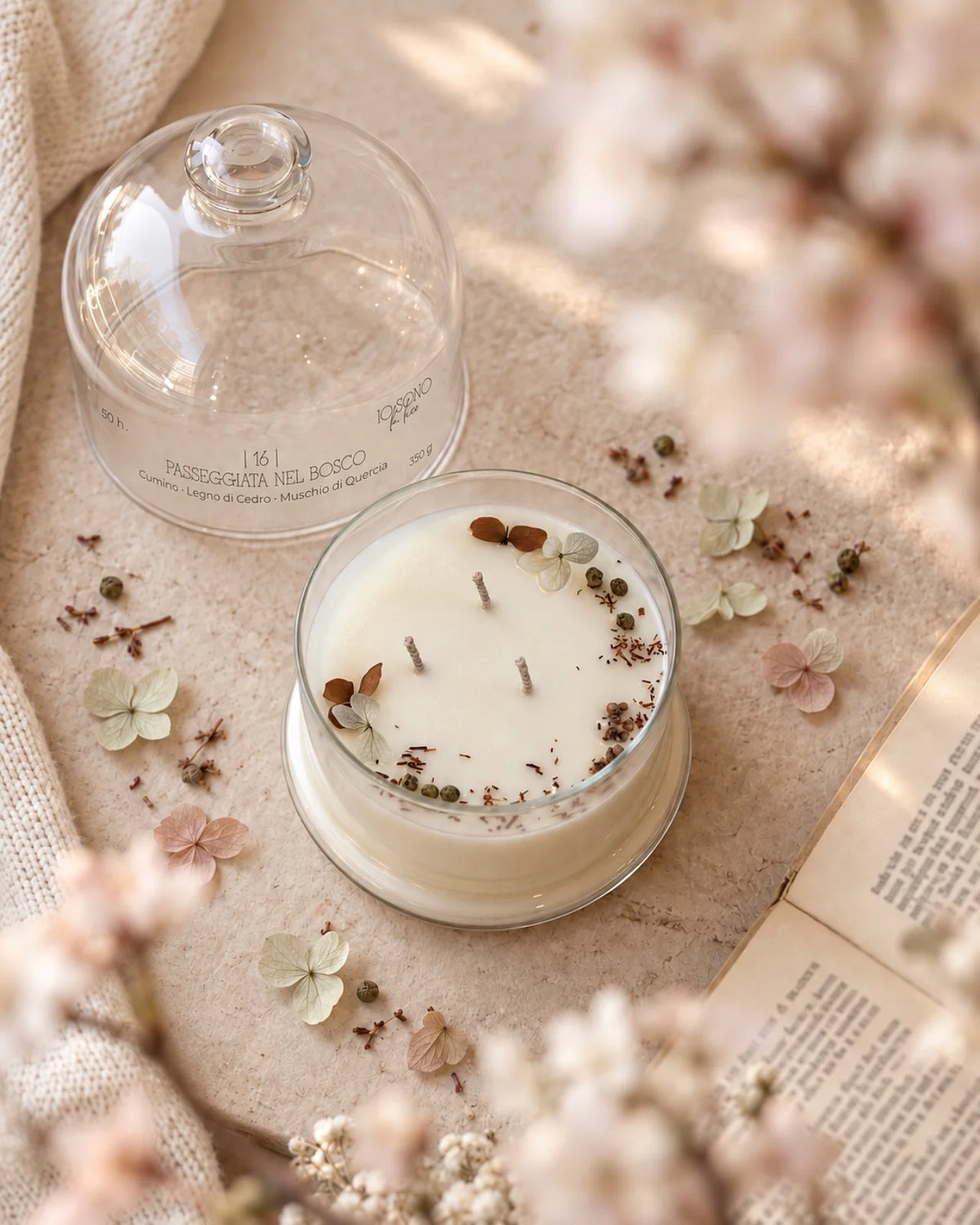Candela profumata artigianale botanica di cera di soia in campana di vetro con  tre stoppini e composizione di petali e fiori essiccati | Profumo cumino, legno di cedro , muschio di quercia