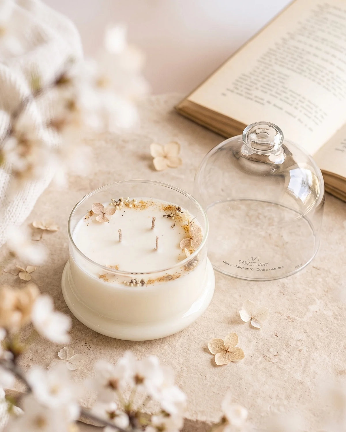 Candela profumata artigianale botanica di cera di soia in campana di vetro con  tre stoppini e composizione di petali e fiori essiccati | Profumo mirra, palo santo, cedro, ambra