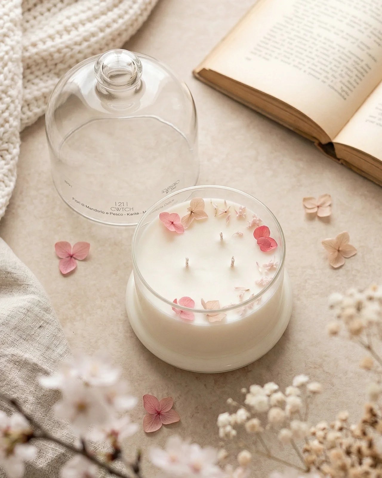 Candela profumata artigianale botanica di cera di soia in campana di vetro con  tre stoppini e composizione di petali e fiori essiccati | Profumo fiori di mandorlo e pesco, karitè, mandorla dolce 