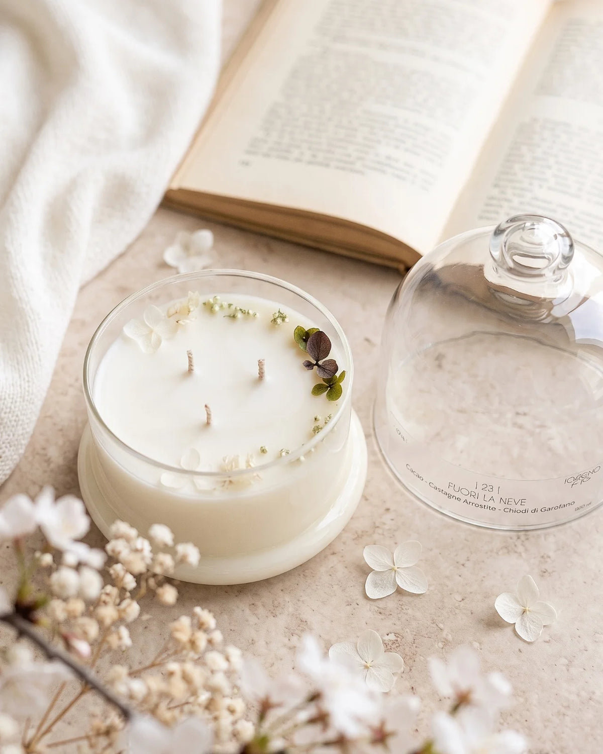 Candela profumata artigianale botanica di cera di soia in campana di vetro con  tre stoppini e composizione di petali e fiori essiccati | Profumo cacao, castagne arrostite, chiodi di garofano
