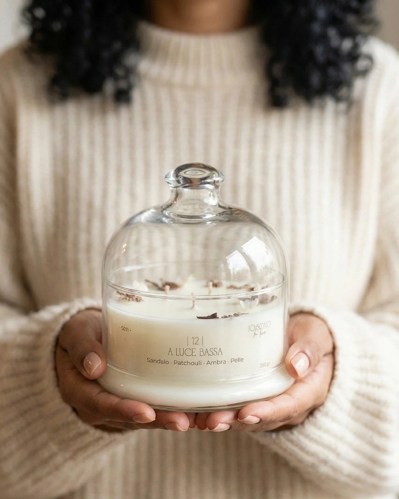 Candela profumata artigianale botanica di cera di soia in campana di vetro con  tre stoppini e composizione di petali e fiori essiccati | Roma