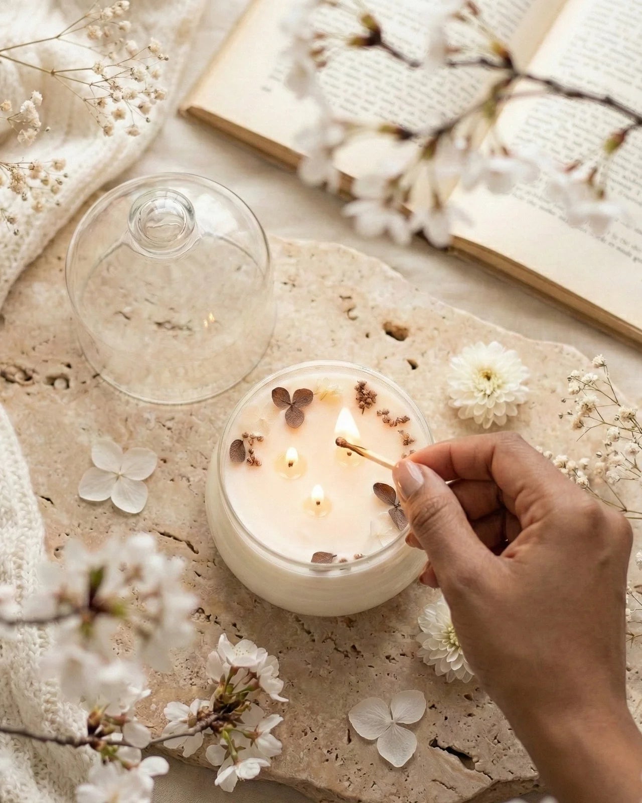 Candela profumata artigianale botanica di cera di soia in campana di vetro con  tre stoppini e composizione di petali e fiori essiccati | Roma