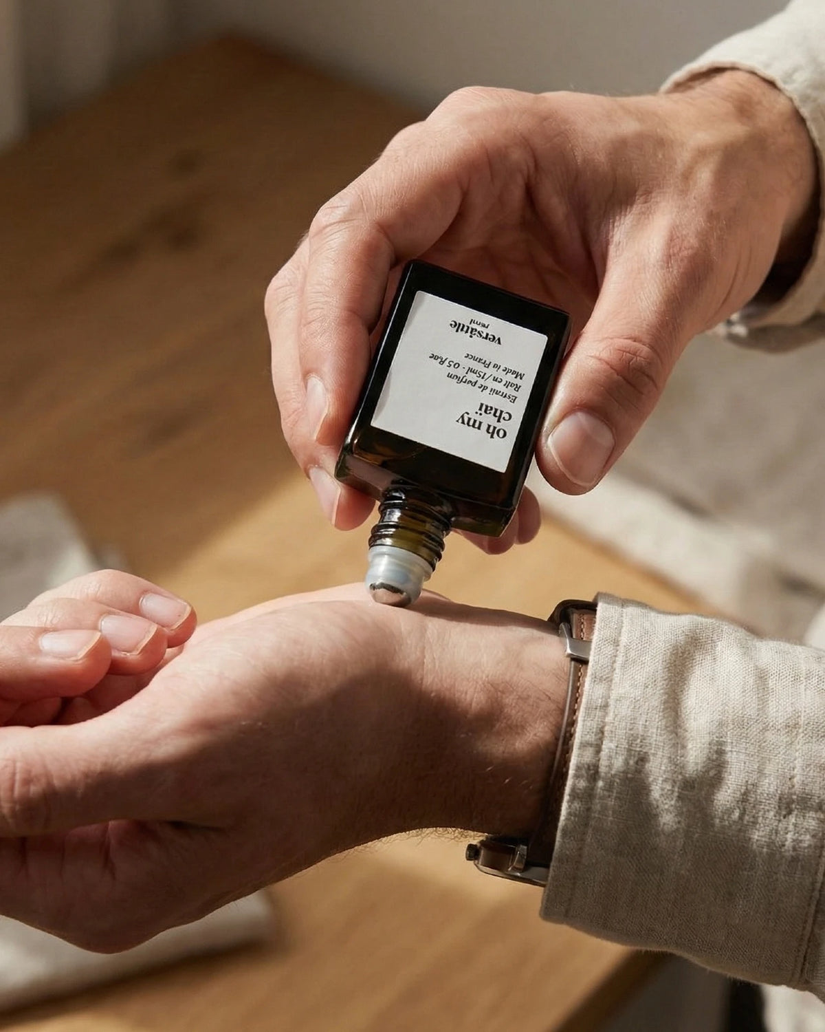 Estratto di profumo roll-on Oh My Chai di Versatile Paris, flacone 15ml speziato fumoso con note di chai, cannella, cardamomo e abete | Io Sono La Luce - Roma